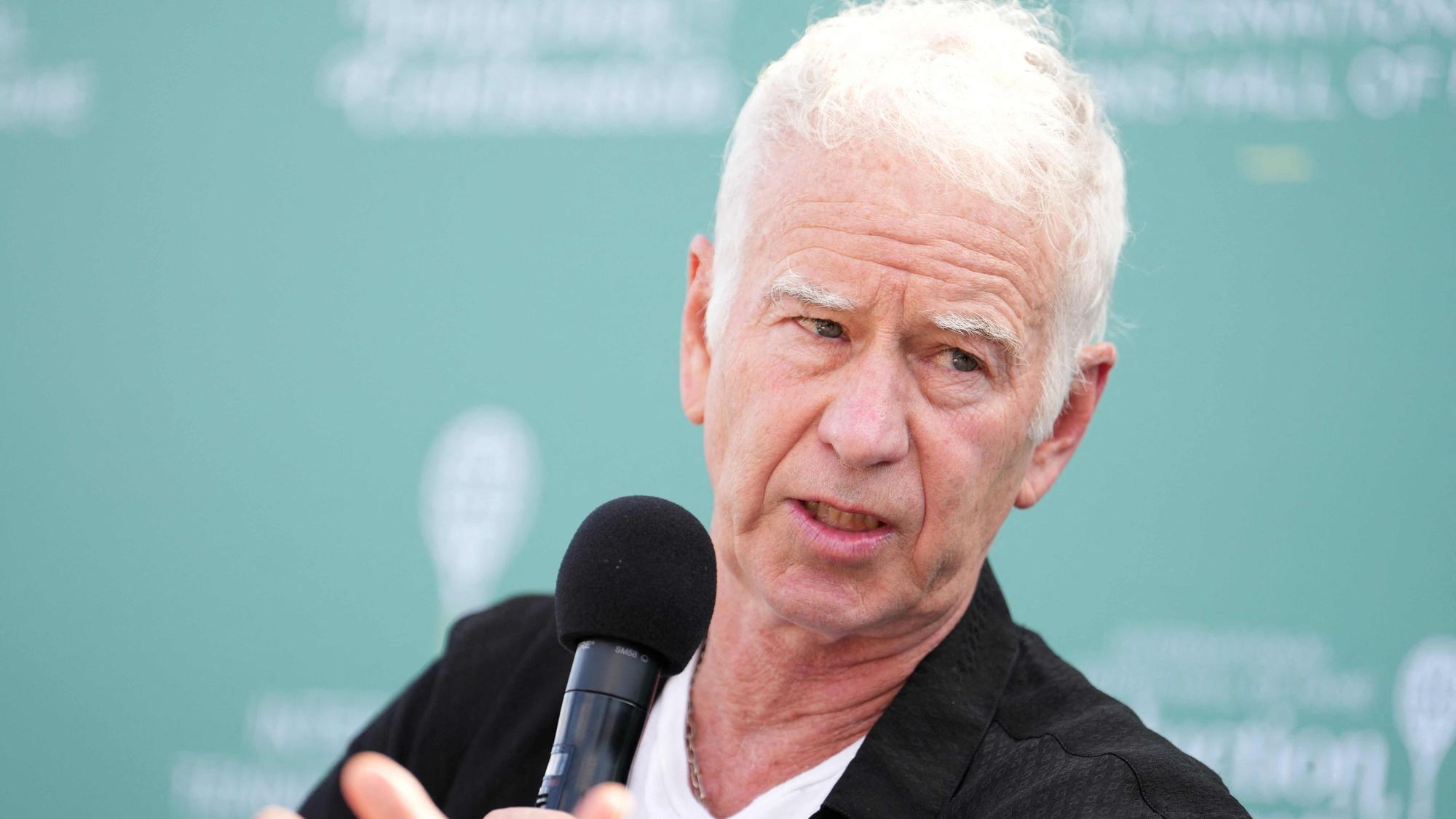 John McEnroe spricht in ein Mikrofon.