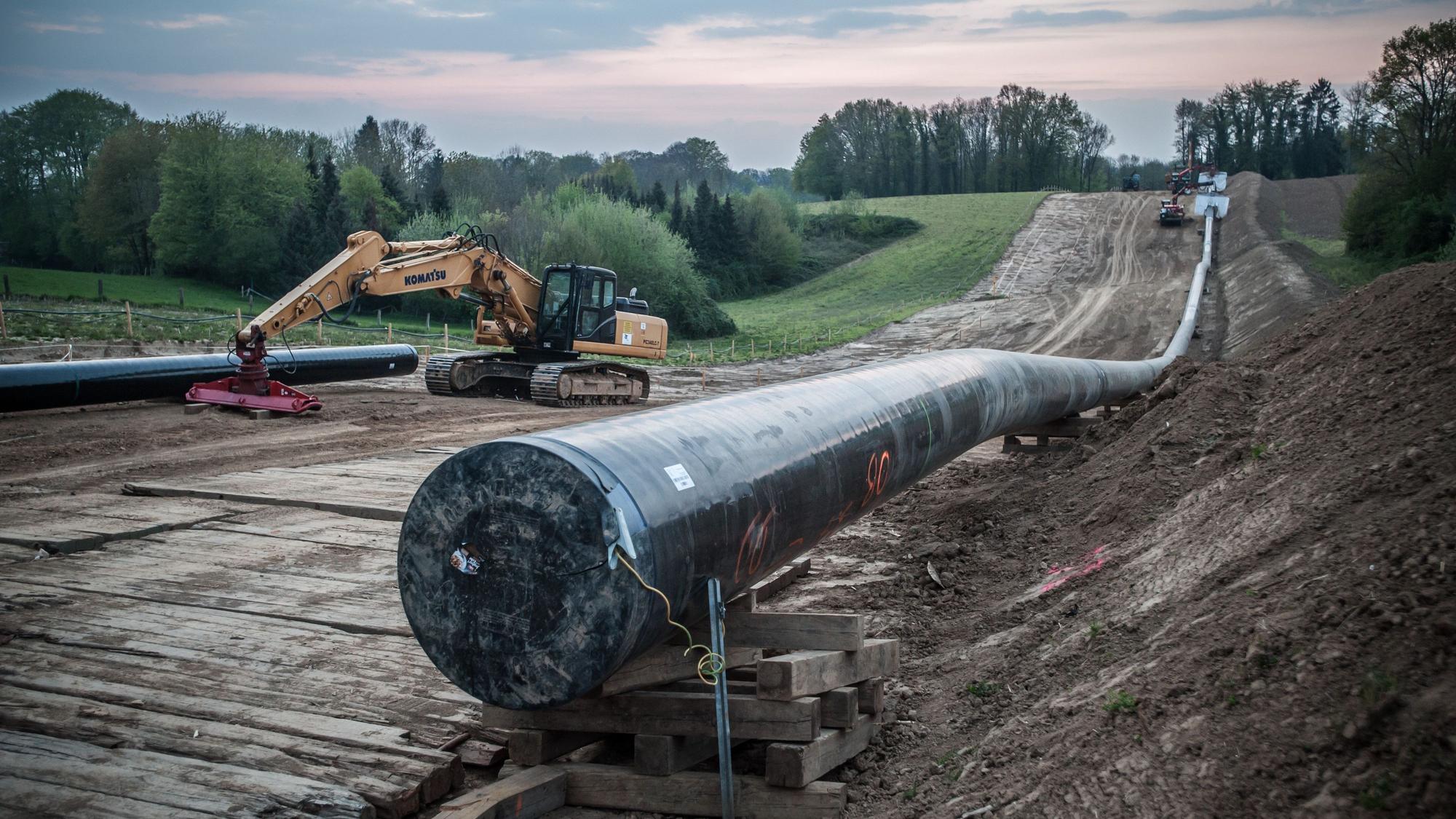 Die Pipeline liegt in Edelrath auf einem Feld, das Johannes Krämer gehört. Foto: Ralf Krieger