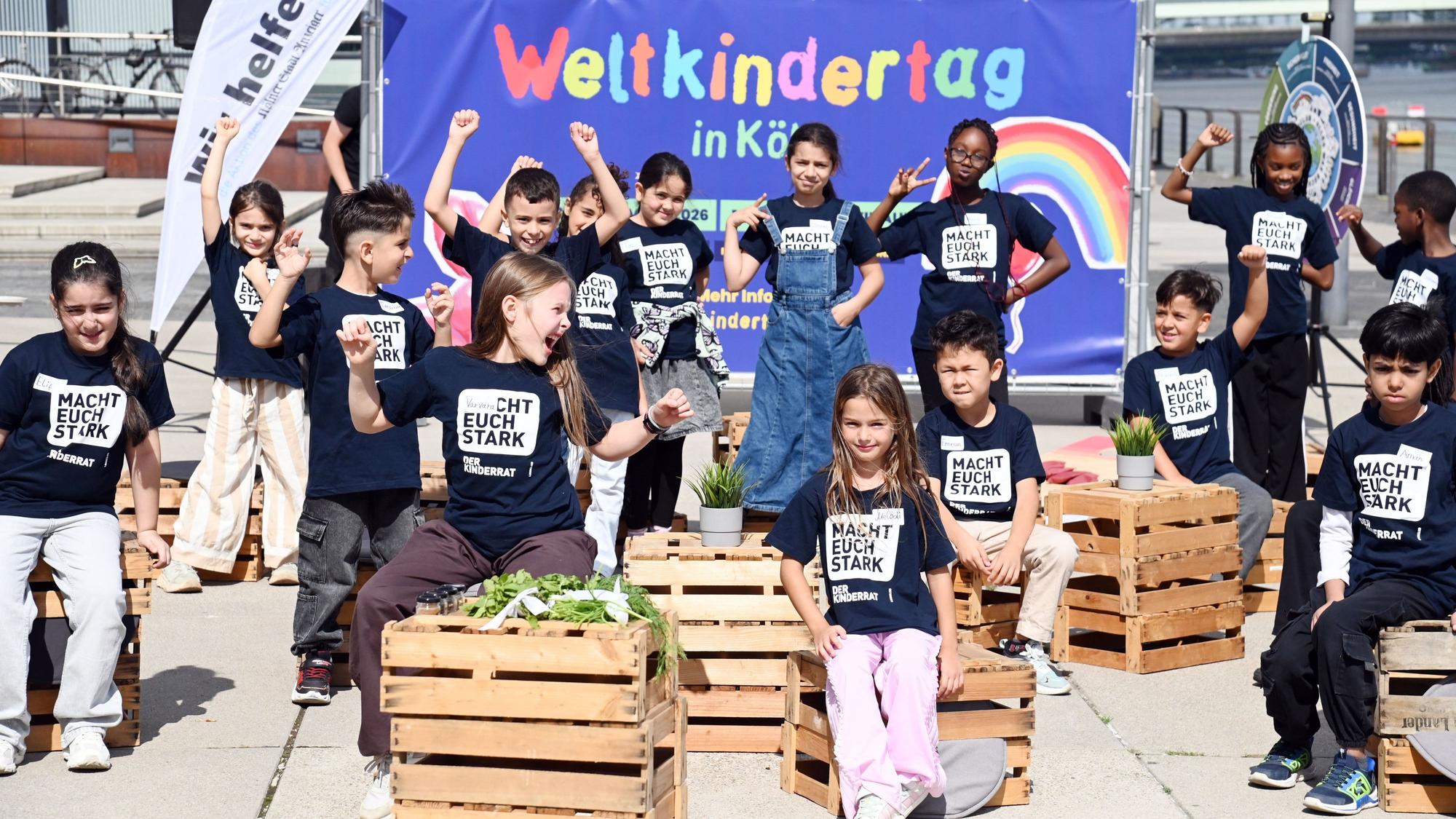 Viele Kinder bei der PK Weltkindertag auf dem Harry-Blum-Platz im Rheinauhafen.