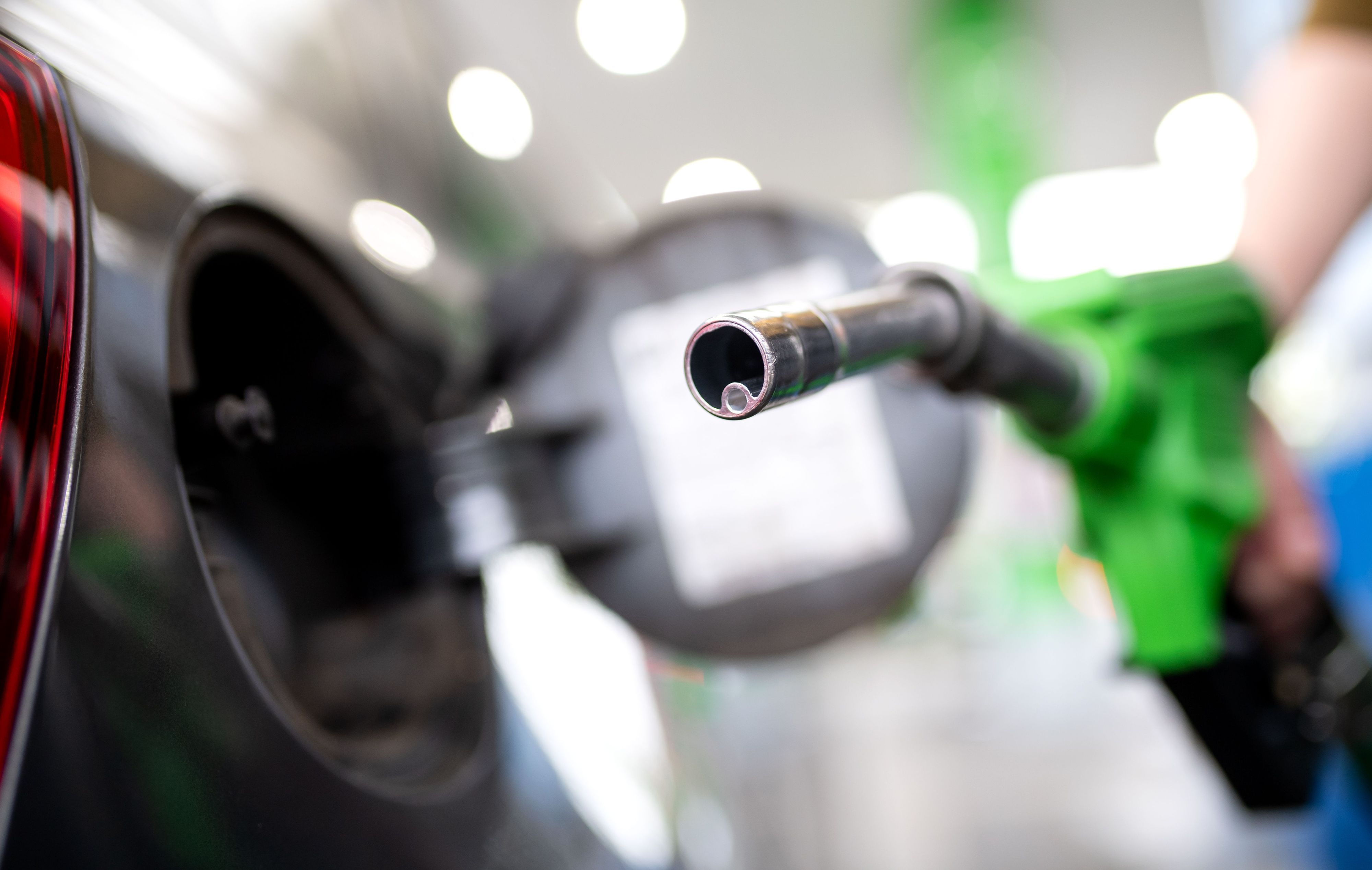 ARCHIV - 06.09.2020, Bayern, München: Eine Frau hält an einer Tankstelle an einer Zapfsäule eine Zapfpistole in der Hand und betankt ein Auto. (zu dpa: «Spritpreise: Linke beklagt «Unfähigkeit der Bundesregierung»») Foto: Sven Hoppe/dpa +++ dpa-Bildfunk +++