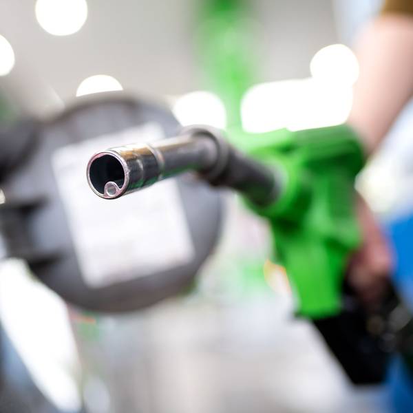 ARCHIV - 06.09.2020, Bayern, München: Eine Frau hält an einer Tankstelle an einer Zapfsäule eine Zapfpistole in der Hand und betankt ein Auto. (zu dpa: «Spritpreise: Linke beklagt «Unfähigkeit der Bundesregierung»») Foto: Sven Hoppe/dpa +++ dpa-Bildfunk +++