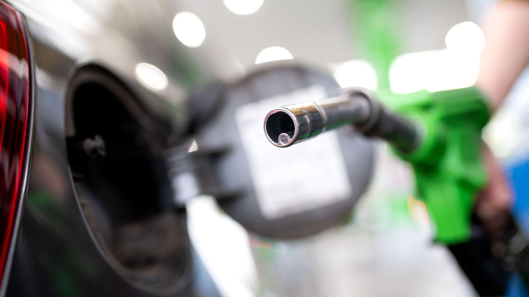 ARCHIV - 06.09.2020, Bayern, München: Eine Frau hält an einer Tankstelle an einer Zapfsäule eine Zapfpistole in der Hand und betankt ein Auto. (zu dpa: «Spritpreise: Linke beklagt «Unfähigkeit der Bundesregierung»») Foto: Sven Hoppe/dpa +++ dpa-Bildfunk +++