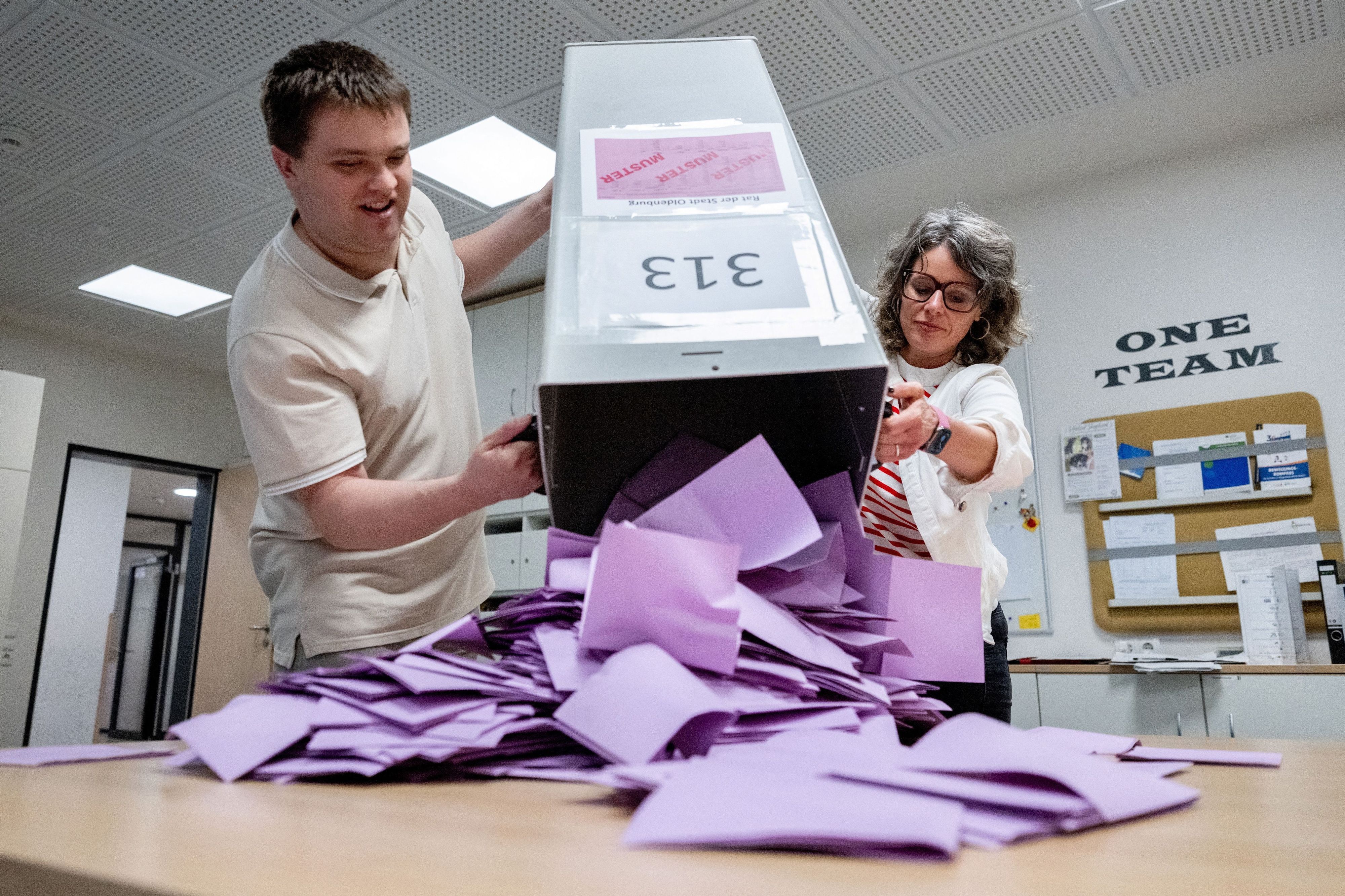 Oldenburg: Wahlhelfer entleeren in einem Wahllokal, das in einer Grundschule untergebracht ist, eine Wahlurne mit den Stimmzetteln für die Kommunalwahl in Niedersachsen.