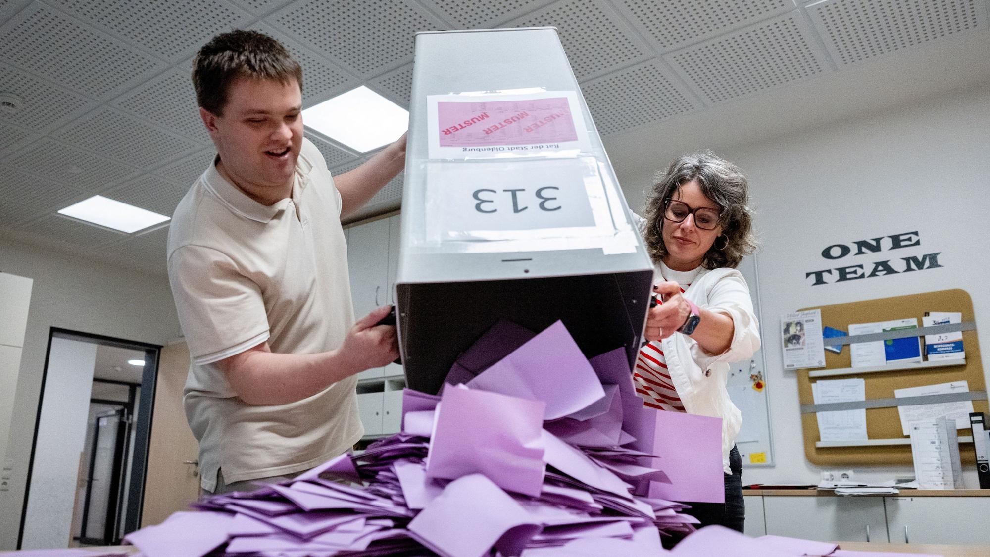 Oldenburg: Wahlhelfer entleeren in einem Wahllokal, das in einer Grundschule untergebracht ist, eine Wahlurne mit den Stimmzetteln für die Kommunalwahl in Niedersachsen.