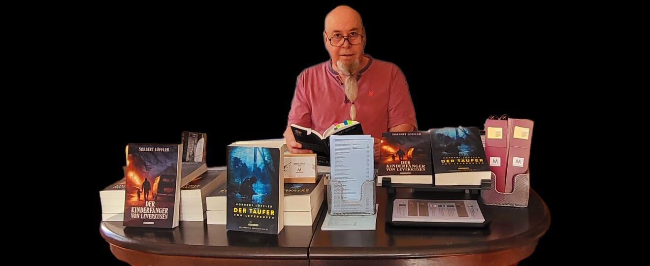 Der Leverkusener Schriftsteller Norbert Löffler bei einer Lesung