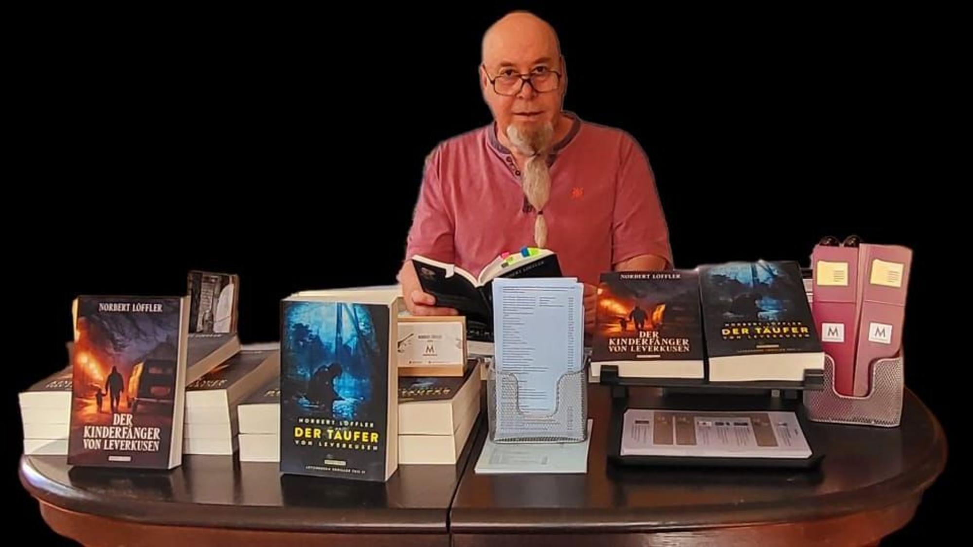 Der Leverkusener Schriftsteller Norbert Löffler bei einer Lesung