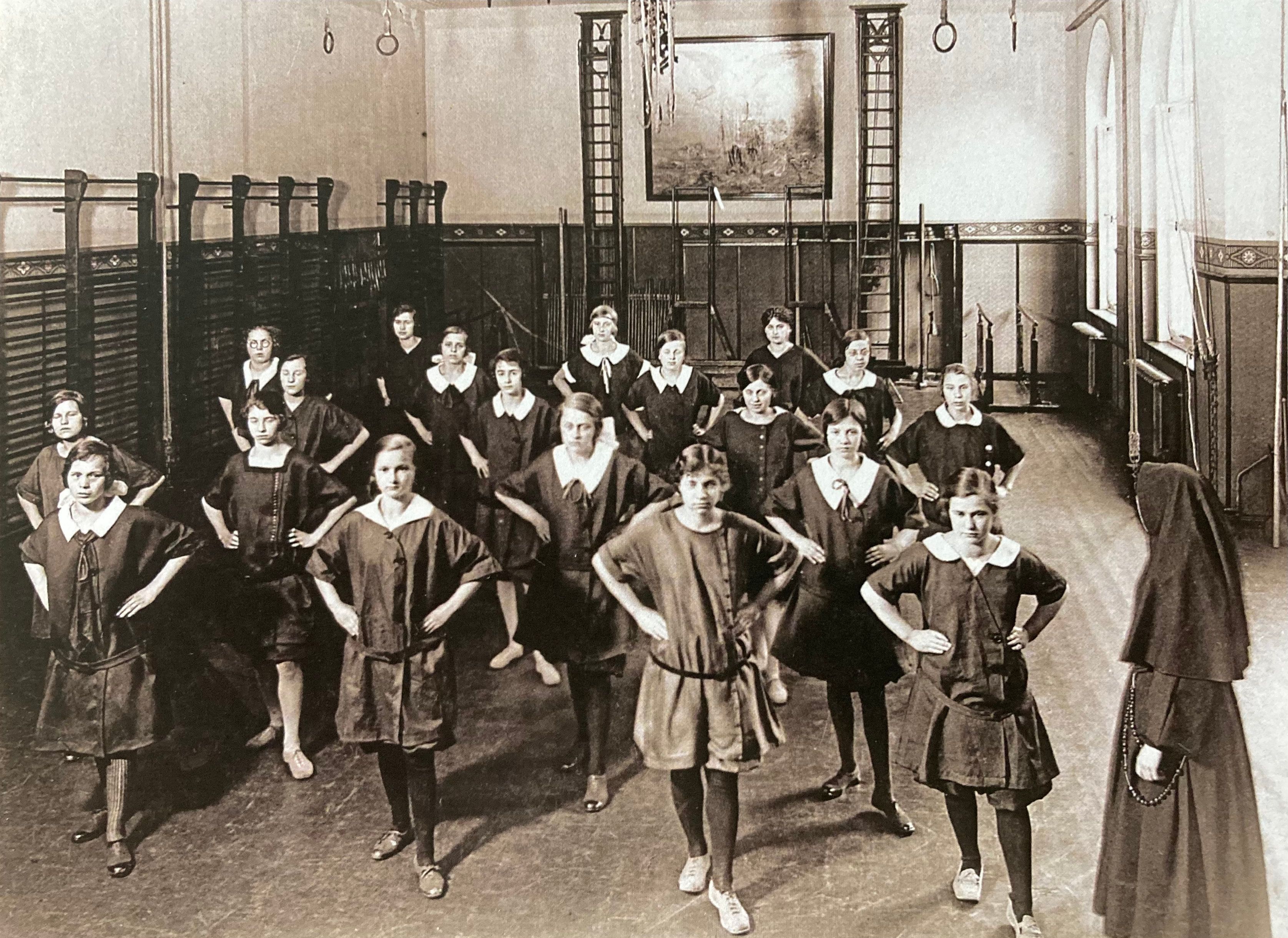 Schwester Corona gibt Tanzunterricht – eine Aufnahme von 1923