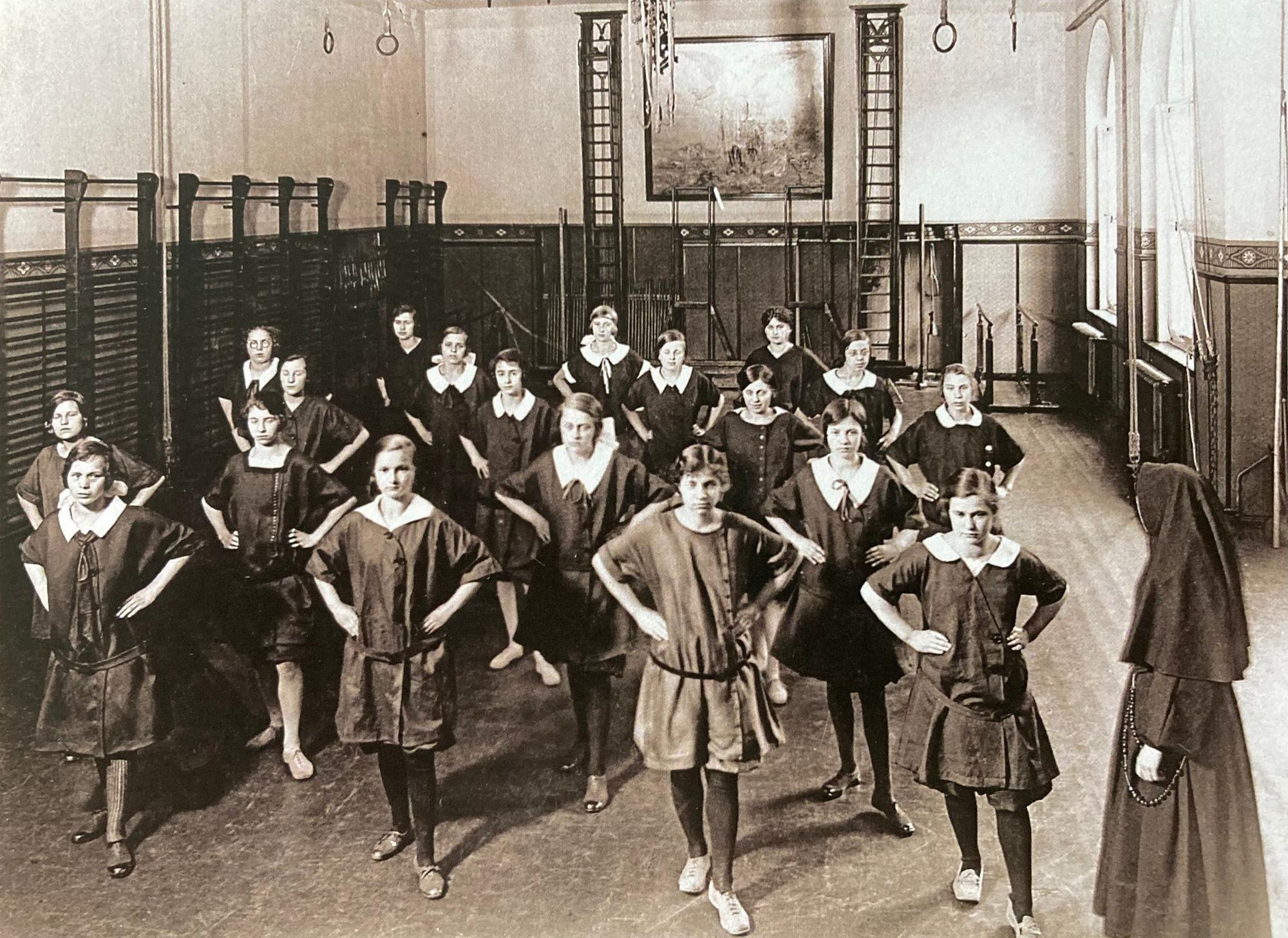 Schwester Corona gibt Tanzunterricht – eine Aufnahme von 1923