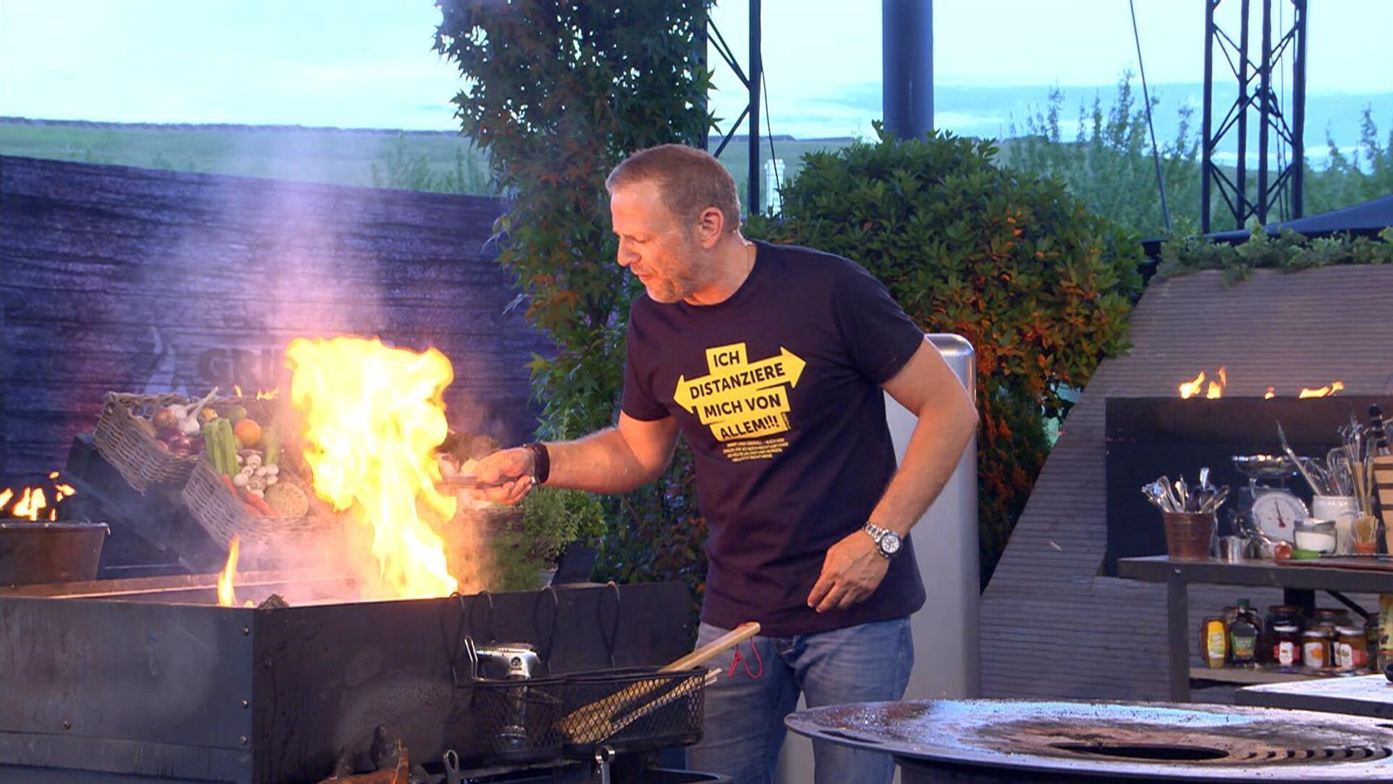 „Kämpfen, Mario!“, fordert das Publikum - und er tut's. In der Hauptspeise trotzt er Steffen Henssler ein 16:16 ab. (Bild: RTL)