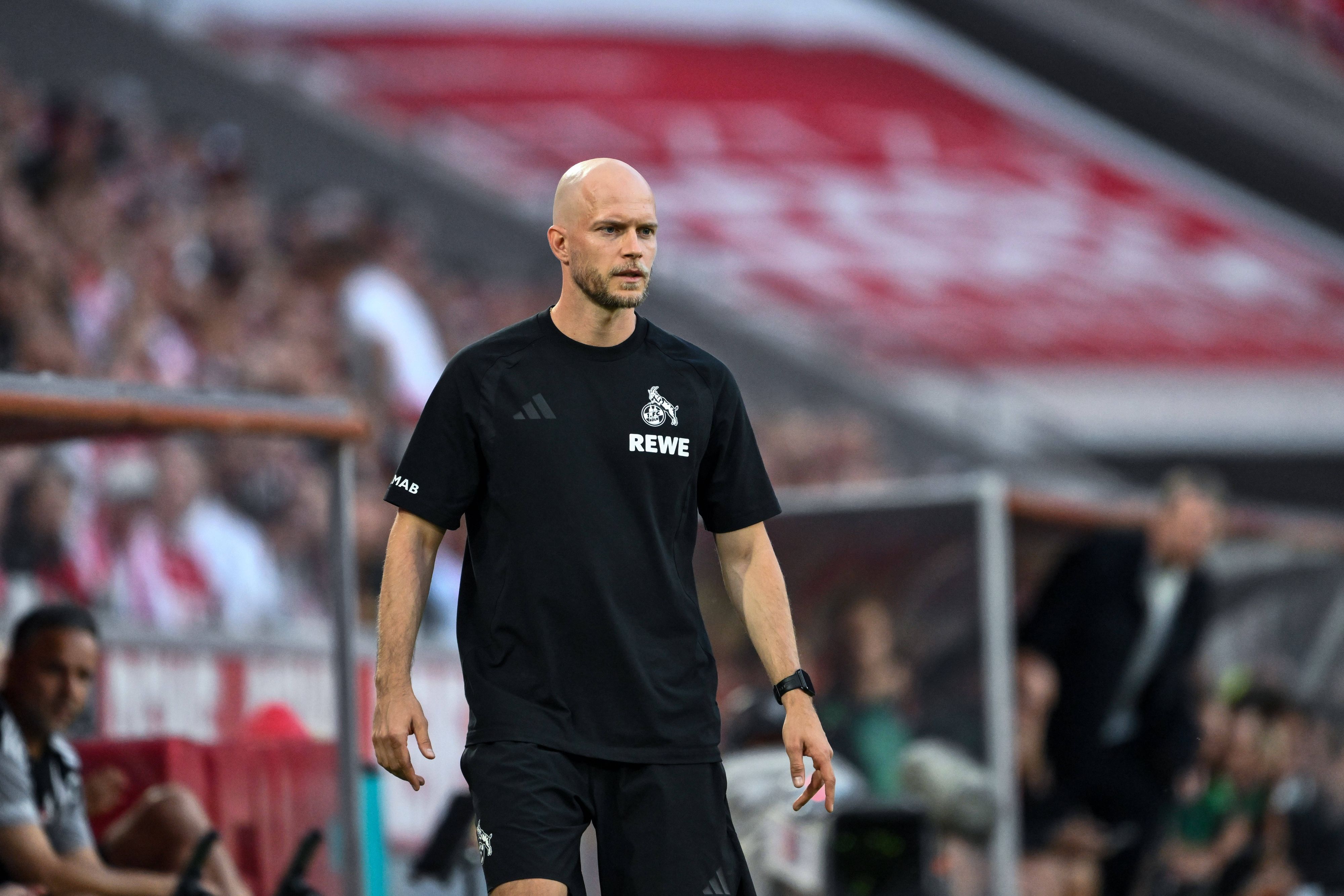 René Wagner im schwarzen FC-T-Shirt an der Seitenlinie.