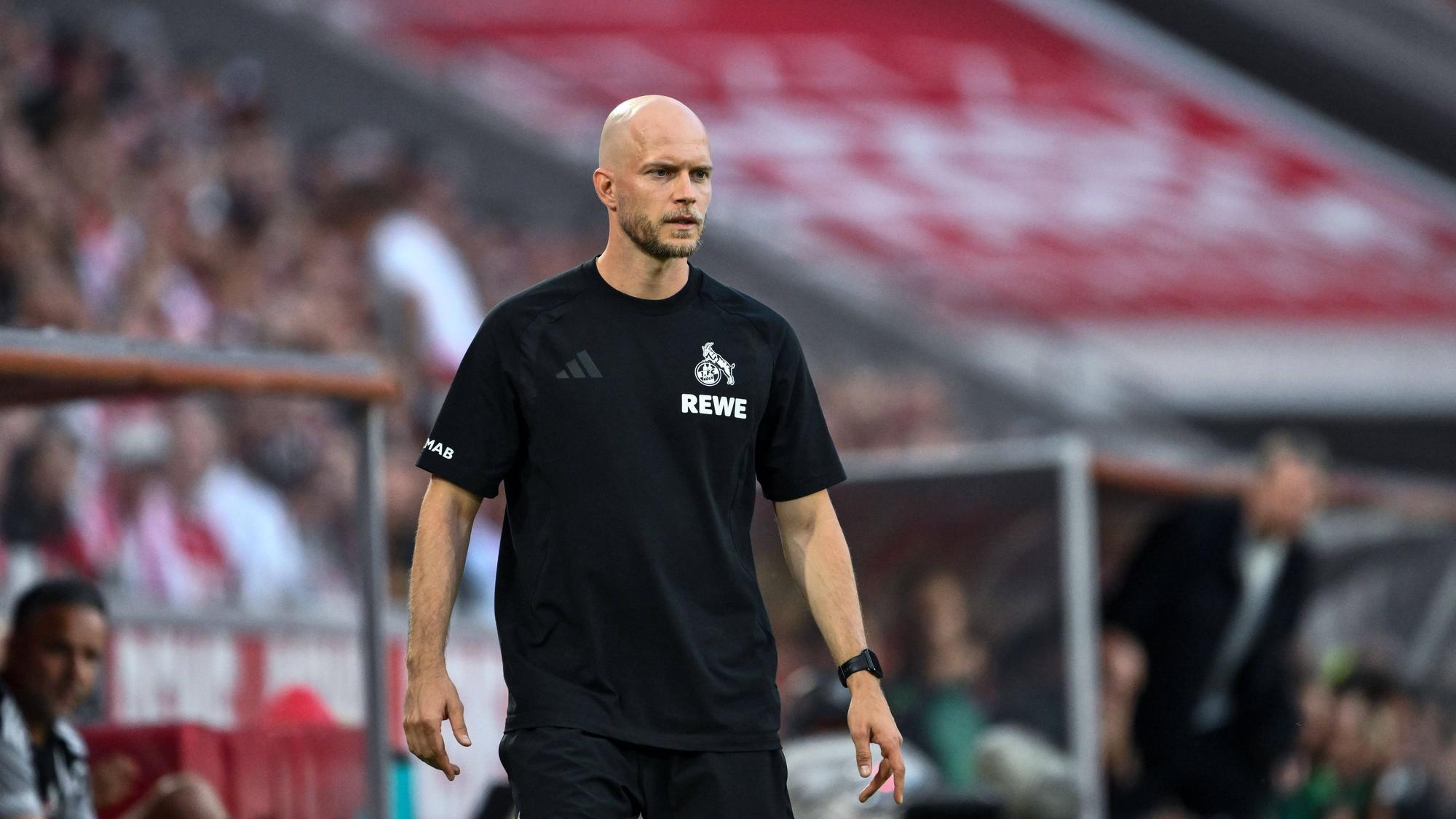 René Wagner im schwarzen FC-T-Shirt an der Seitenlinie.