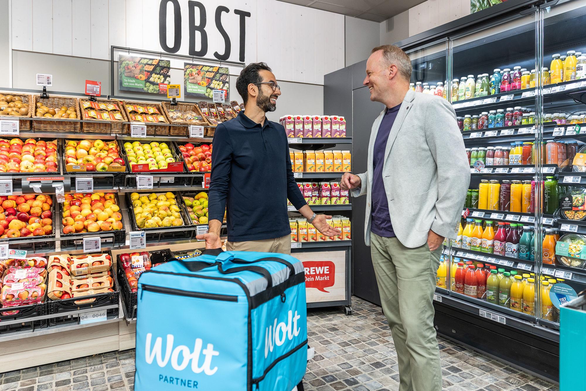 Rewe E-Commerce-Chef Clemens Bauer (r.) und Wolt Retail-Chef Bassel Soukar in einer Rewe-Frischeabteilung