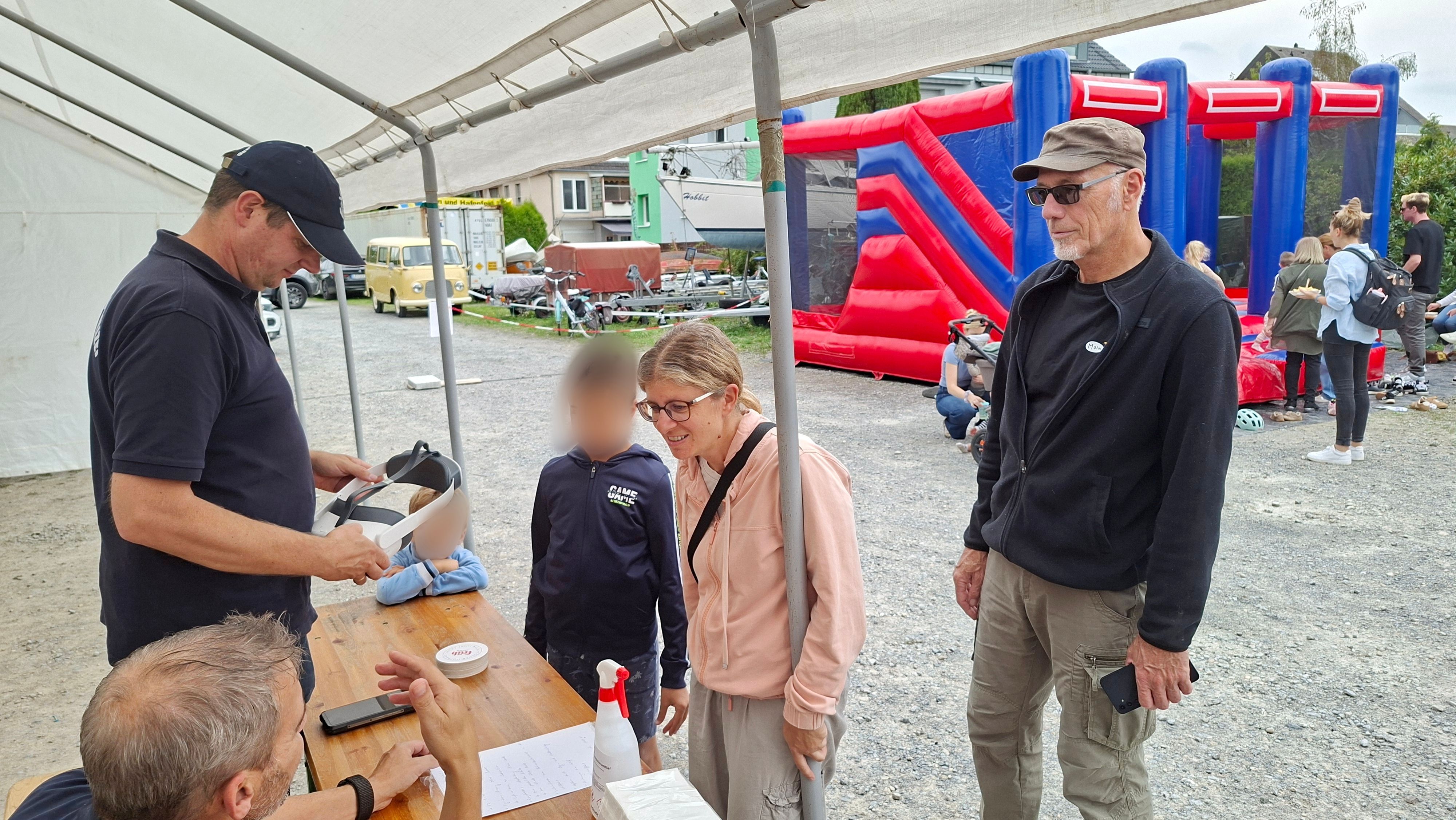 Die Wasserschutzpolizei präsentiert mit einer VR‑Brille, wie gefährlich der Rhein für Schwimmer ist