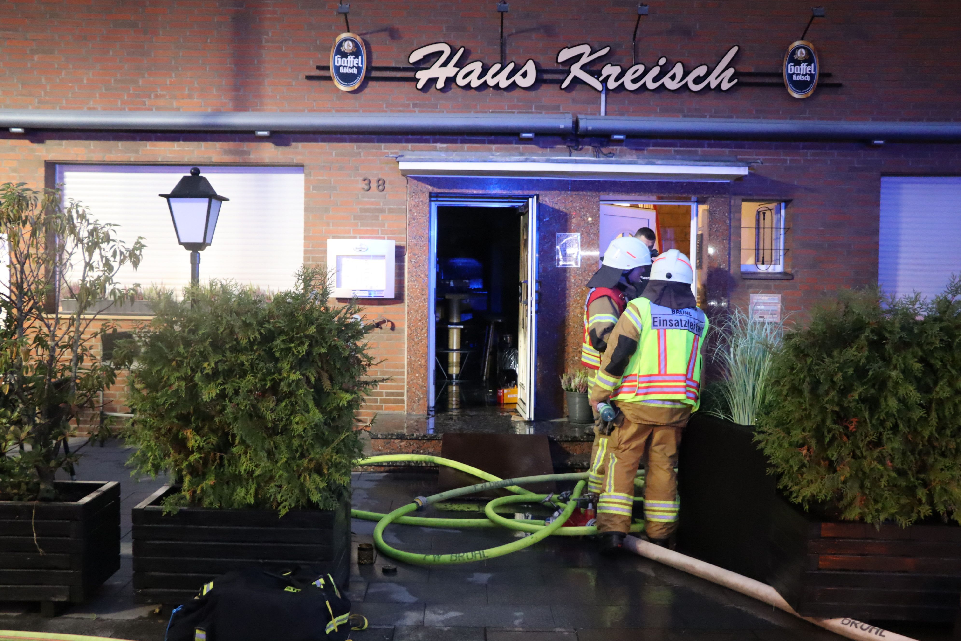 Die Gaststätte „Haus Kreisch“ ist zerstört. Schwarzer Ruß hat sich im kompletten Gebäude ausgebreitet.