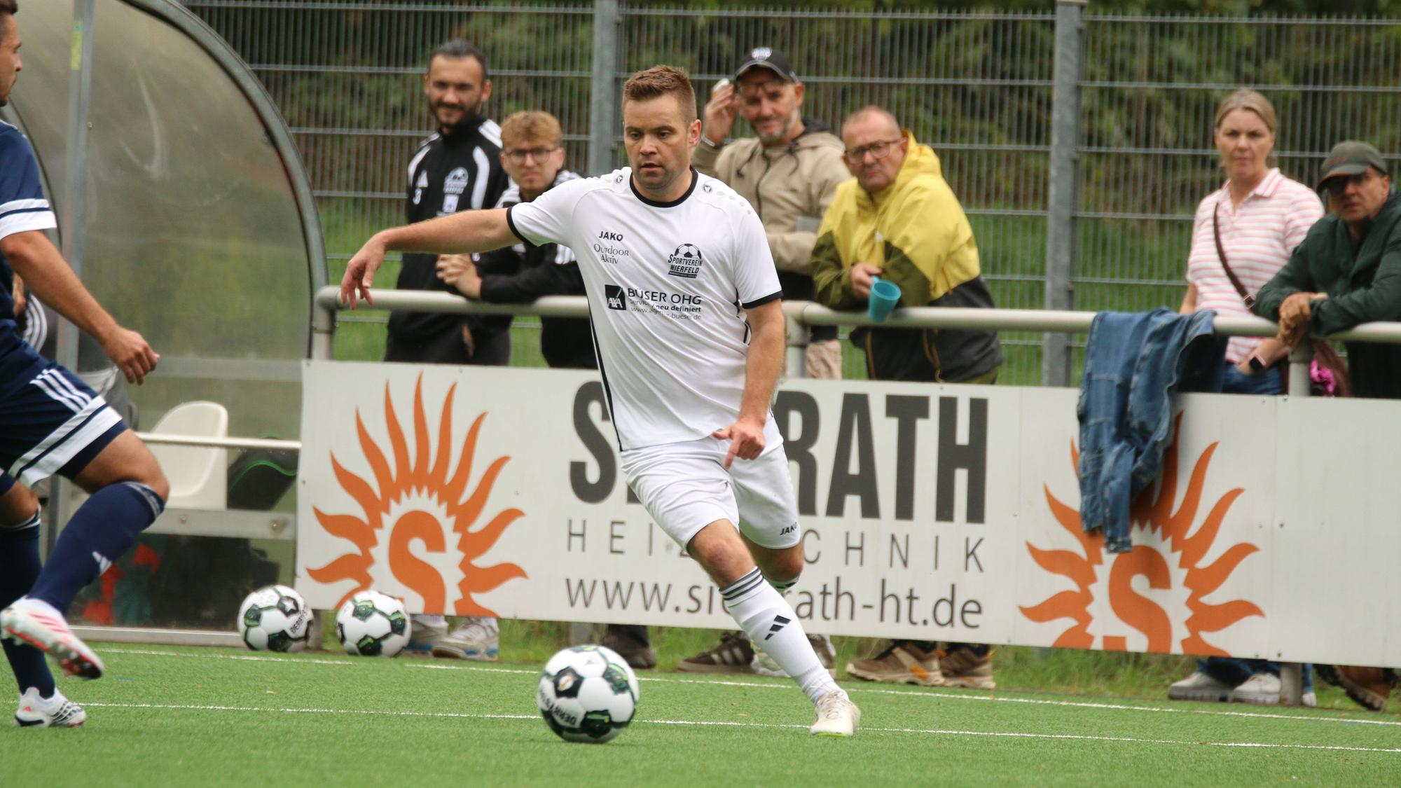 Das Bild zeigt Michael Jansen im Spiel gegen den SSV Weilerswist.