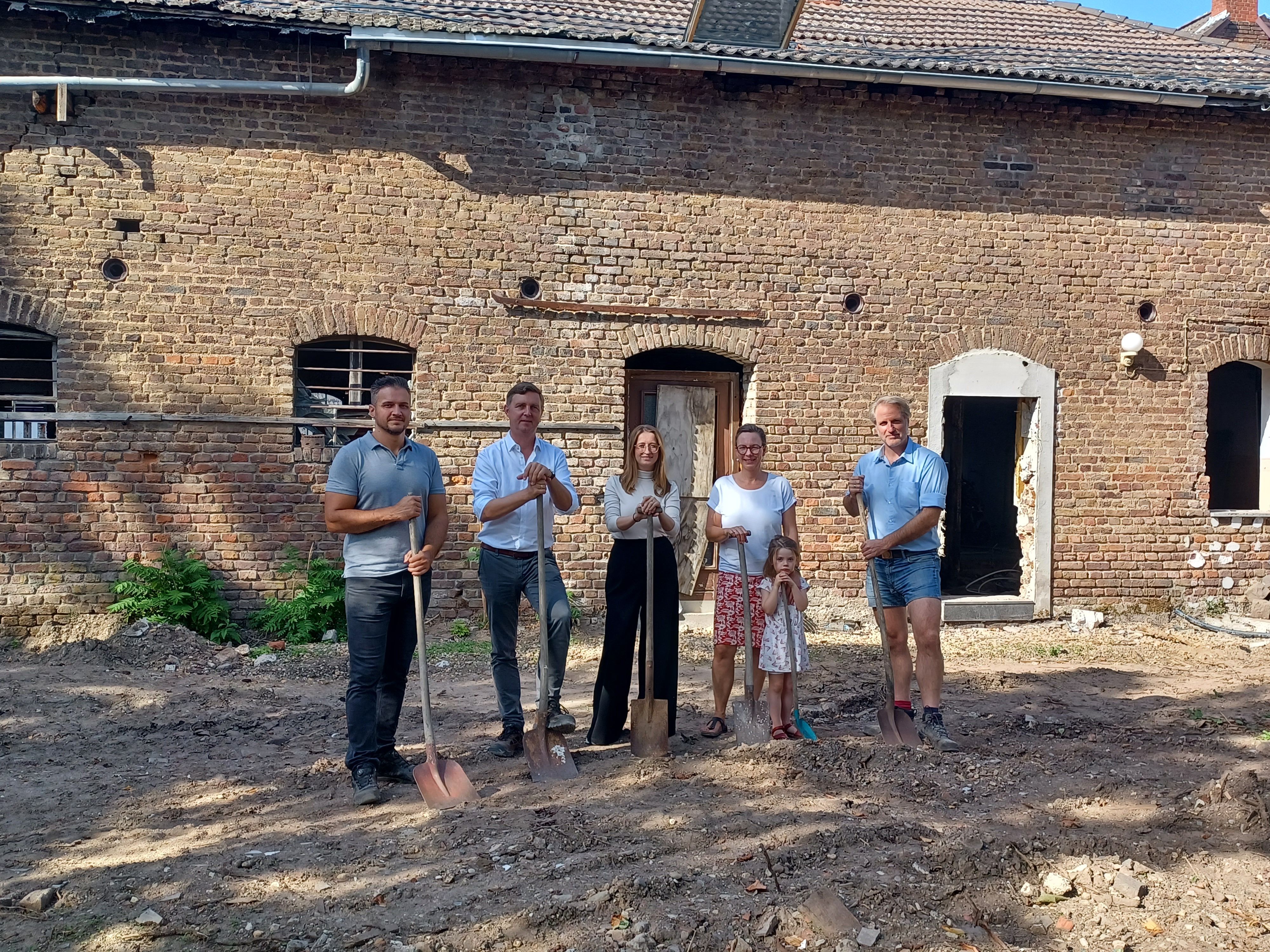 Freude über den anstehenden Beginn der Arbeiten: der Bauunternehmer Peter Wall, Architekt Ulrich Schlüter, Mitarbeiterin Elvia Weber sowie Sandra, Grete und Christian Best.