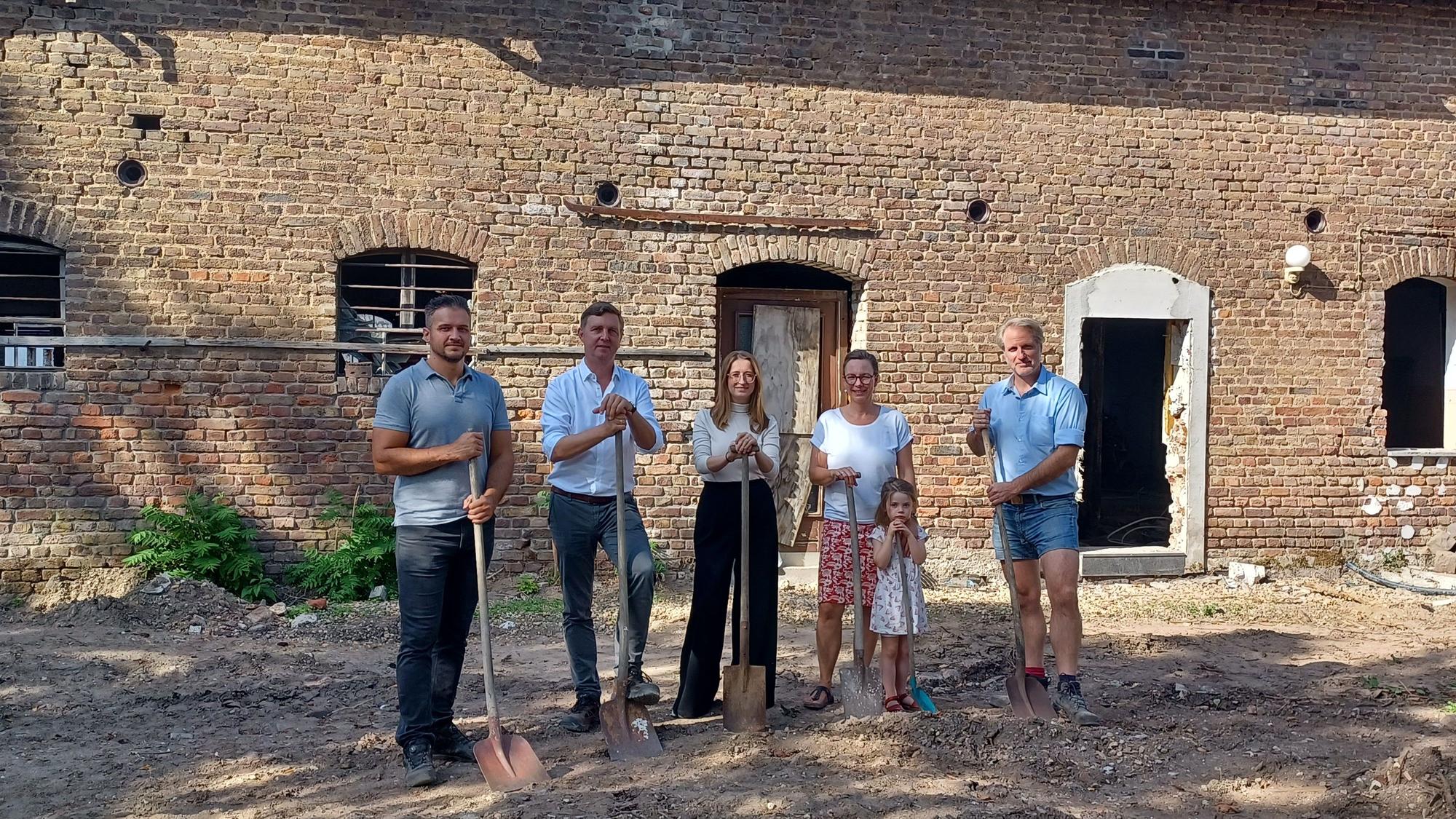 Freude über den anstehenden Beginn der Arbeiten: der Bauunternehmer Peter Wall, Architekt Ulrich Schlüter, Mitarbeiterin Elvia Weber sowie Sandra, Grete und Christian Best.