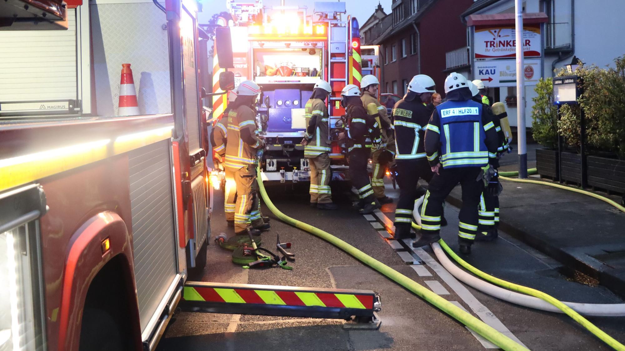 Rund 35 Feuerwehrleute waren in Brühl im Einsatz.
