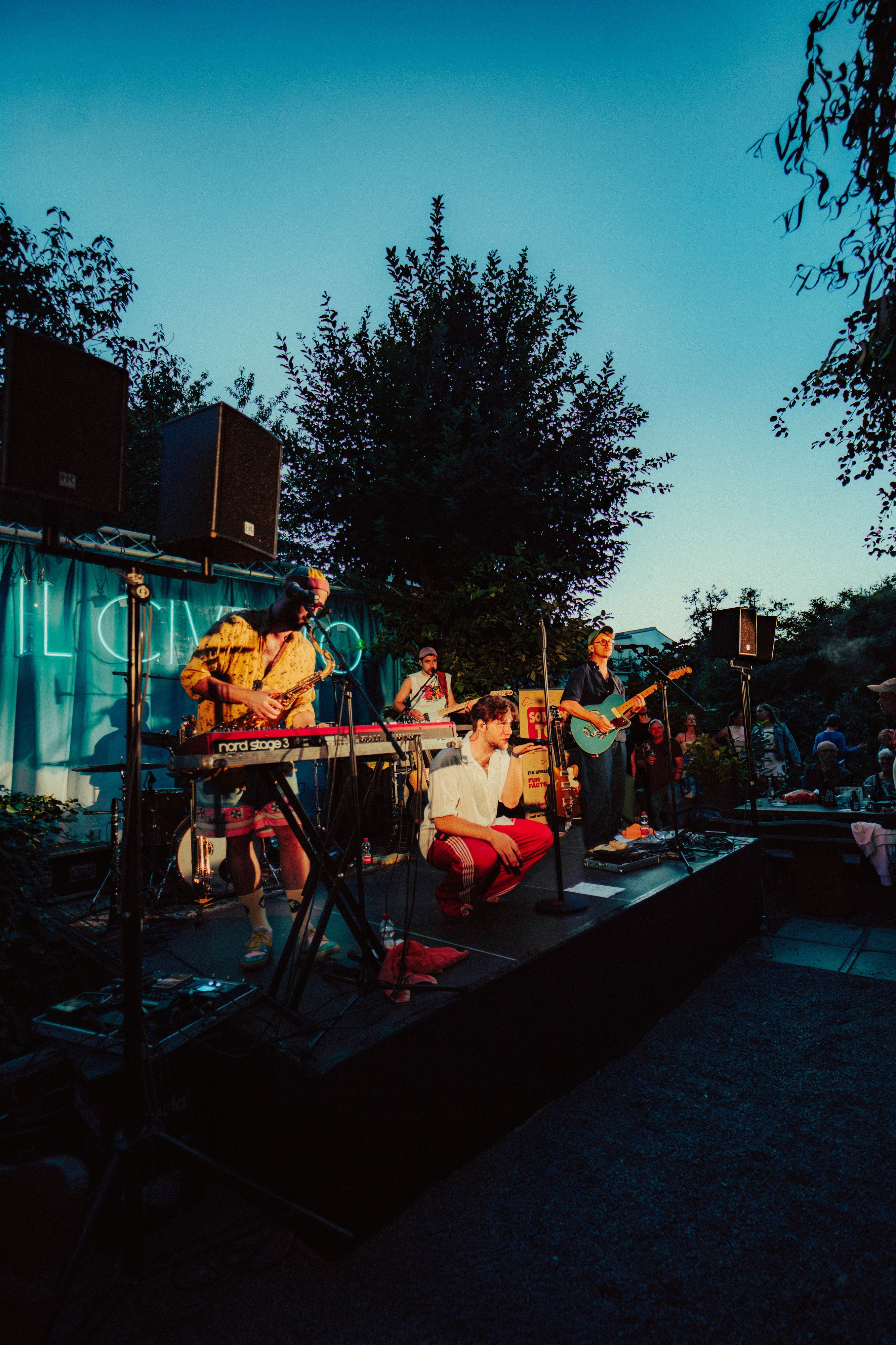 Blick auf die Band beim Spielen.