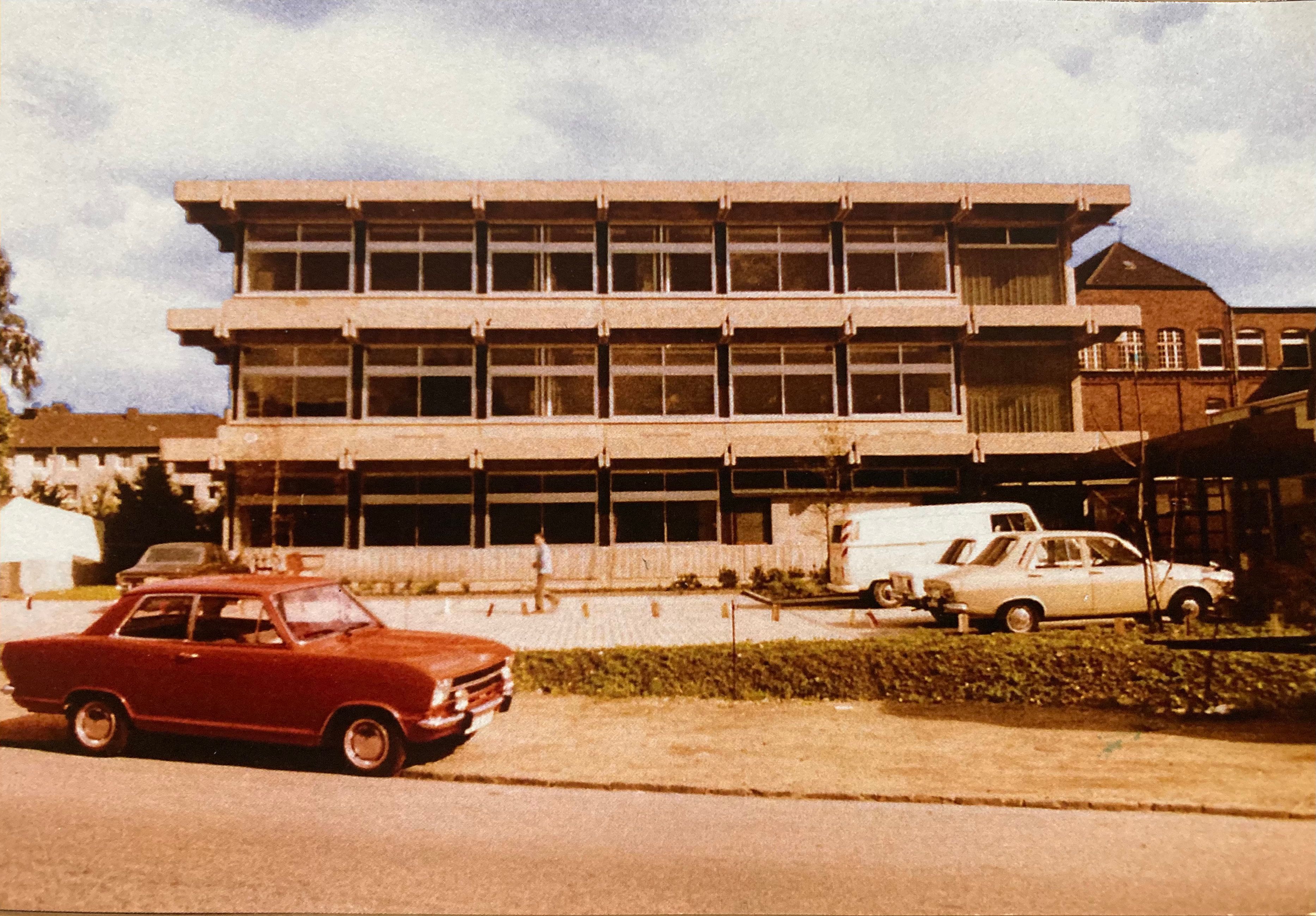 Der Schulneubau im Jahr 1972