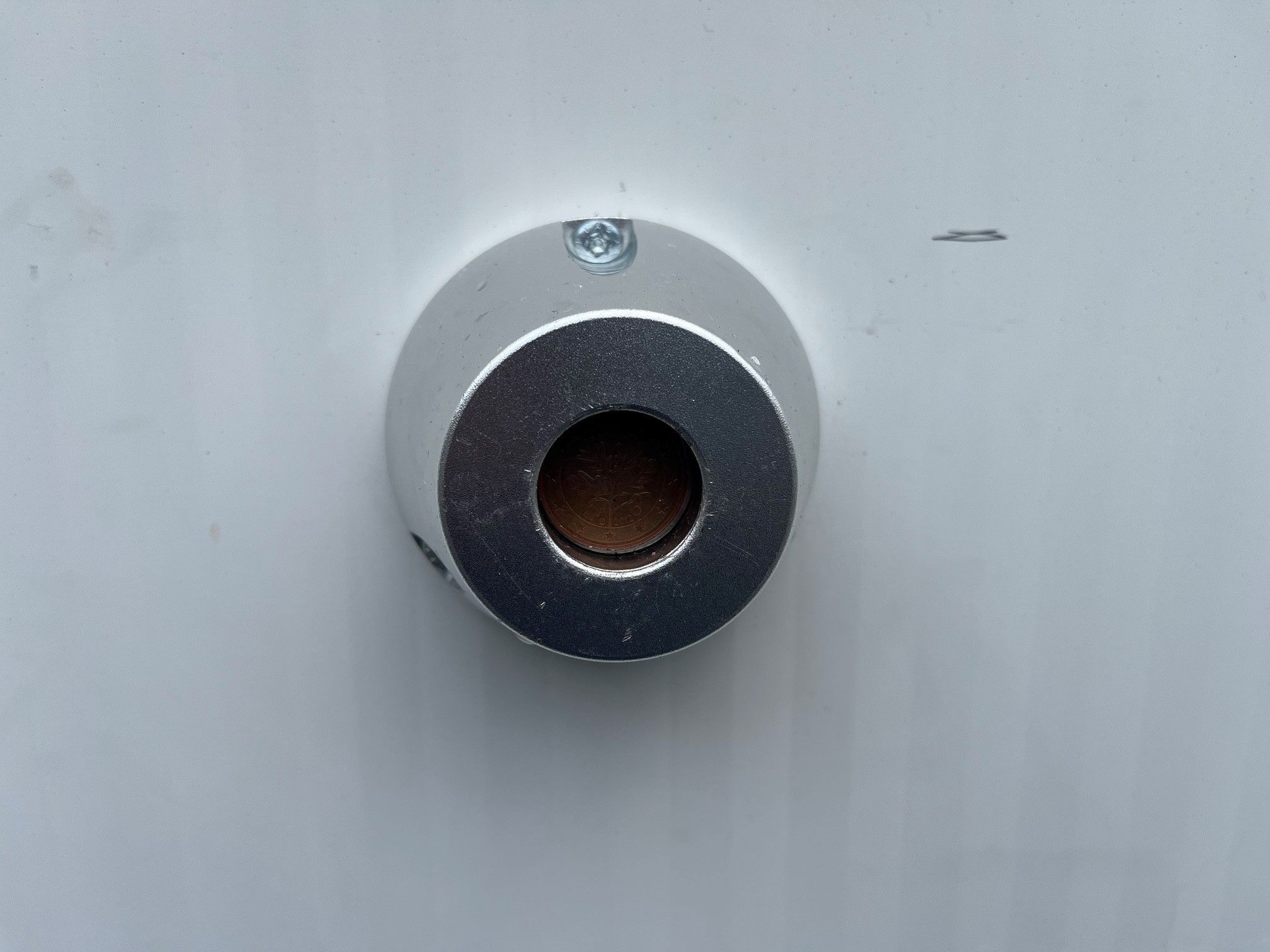 Das Gerät ist rund und aus Metall.