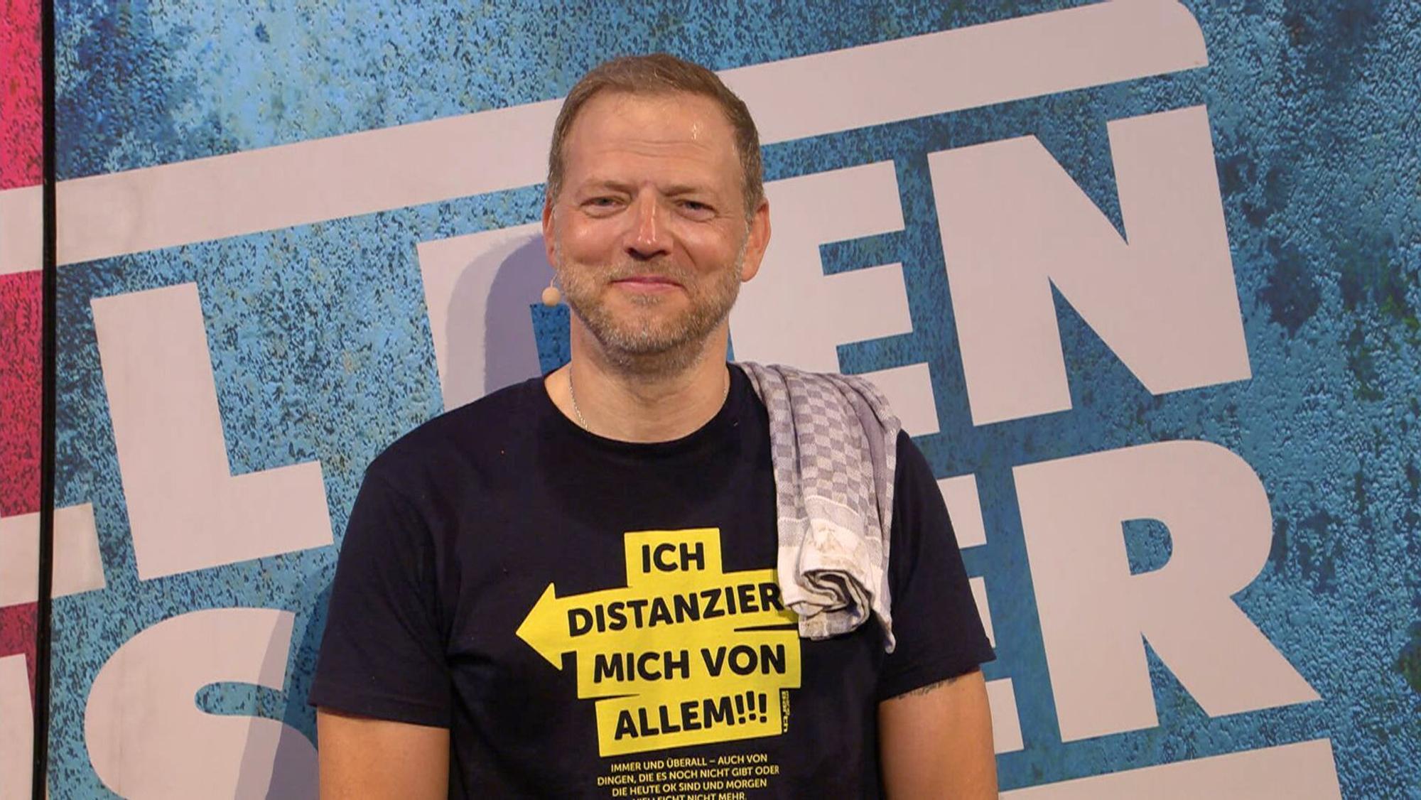 Furchtlos: Zum dritten tritt Comedian Mario Barth im Alleingang gegen Steffen Henssler an. Juror Alexander Herrmann zeigt Respekt: „Was muss der Mario Barth für Eier haben!“ (Bild: RTL)