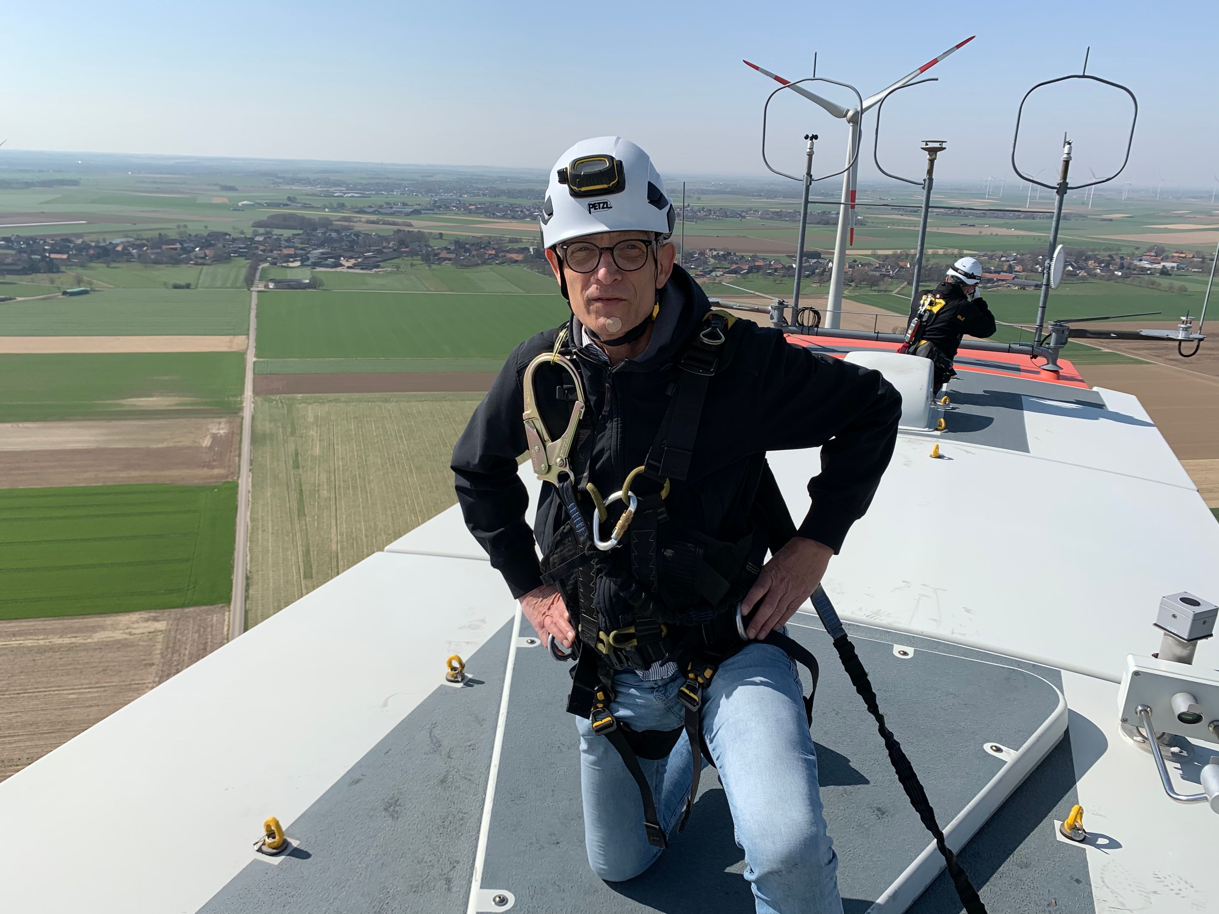 Peter Berger bei einer Recherche auf einem Windrad