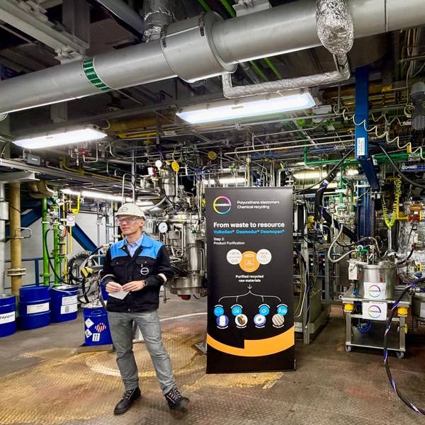 Ein Covestro-Mitarbeiter in der Pilot-Recyclinganlage von Covestro
