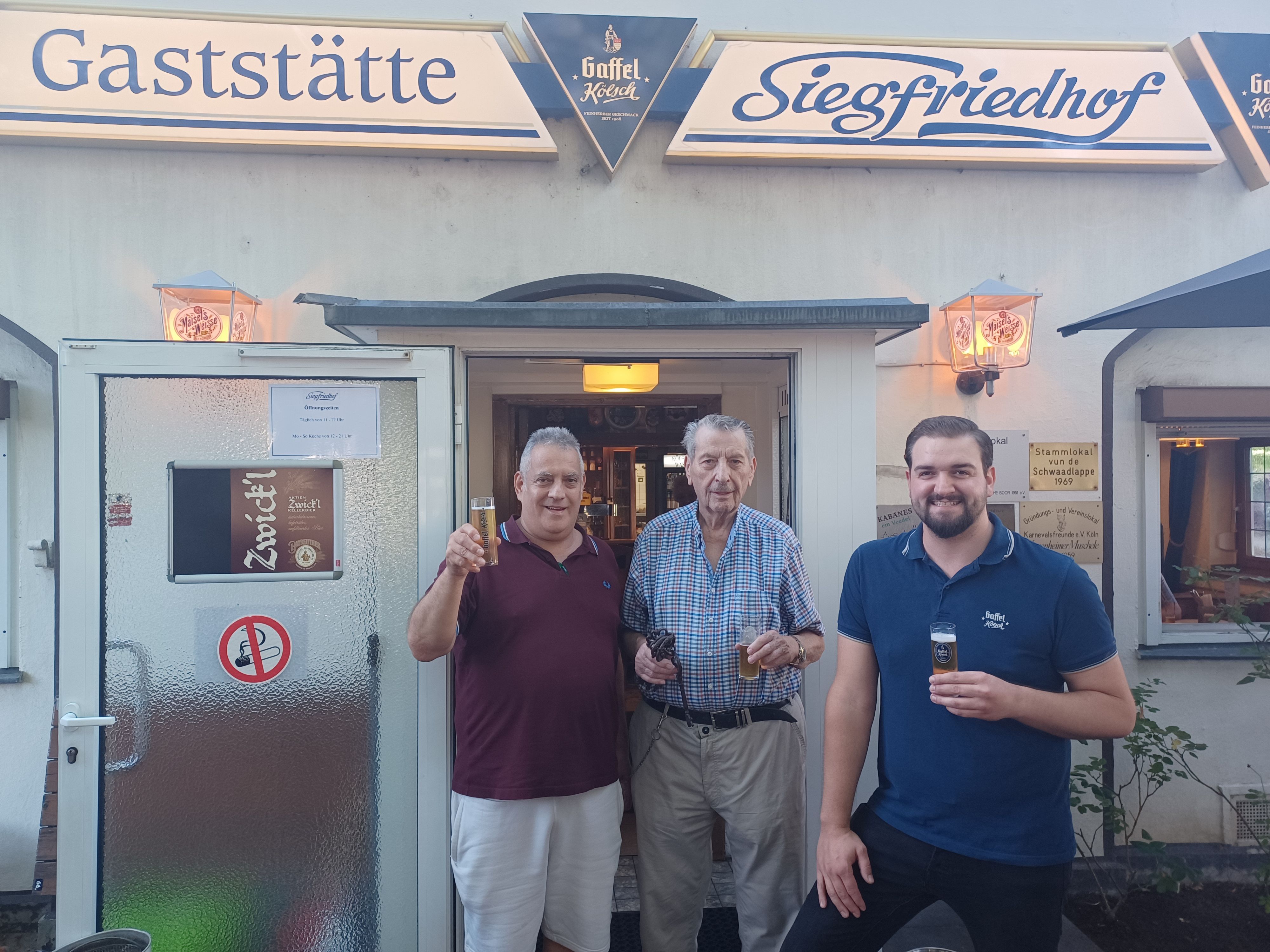 Die neuen Besitzer Elmar Becker (l.) und Manuel Leuschen (r.) mit dem Vor-Inhaber Hans-Willy Strozynski.