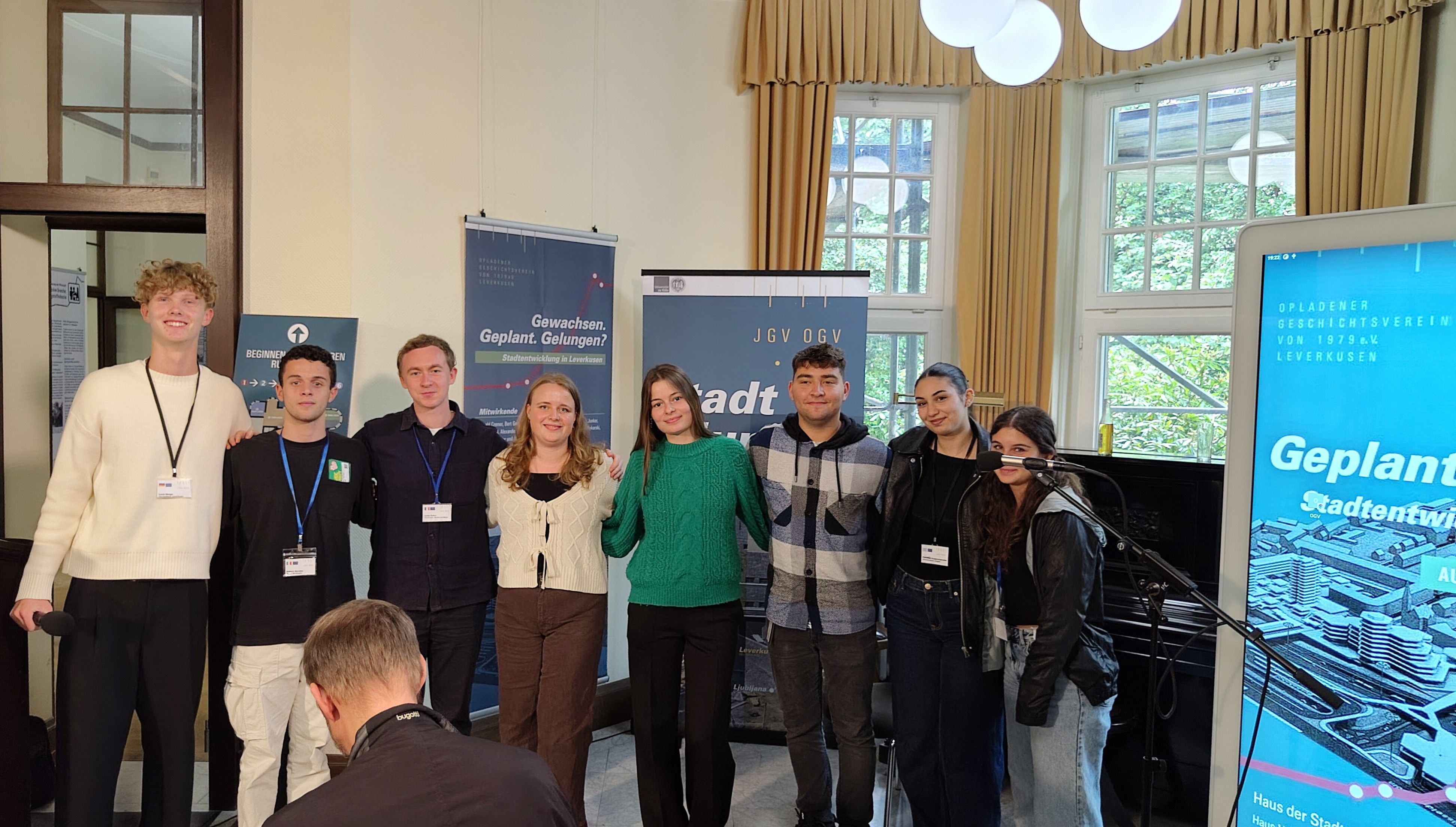 Acht Jugendliche der Partnerinitiativen stehen nebeneinander