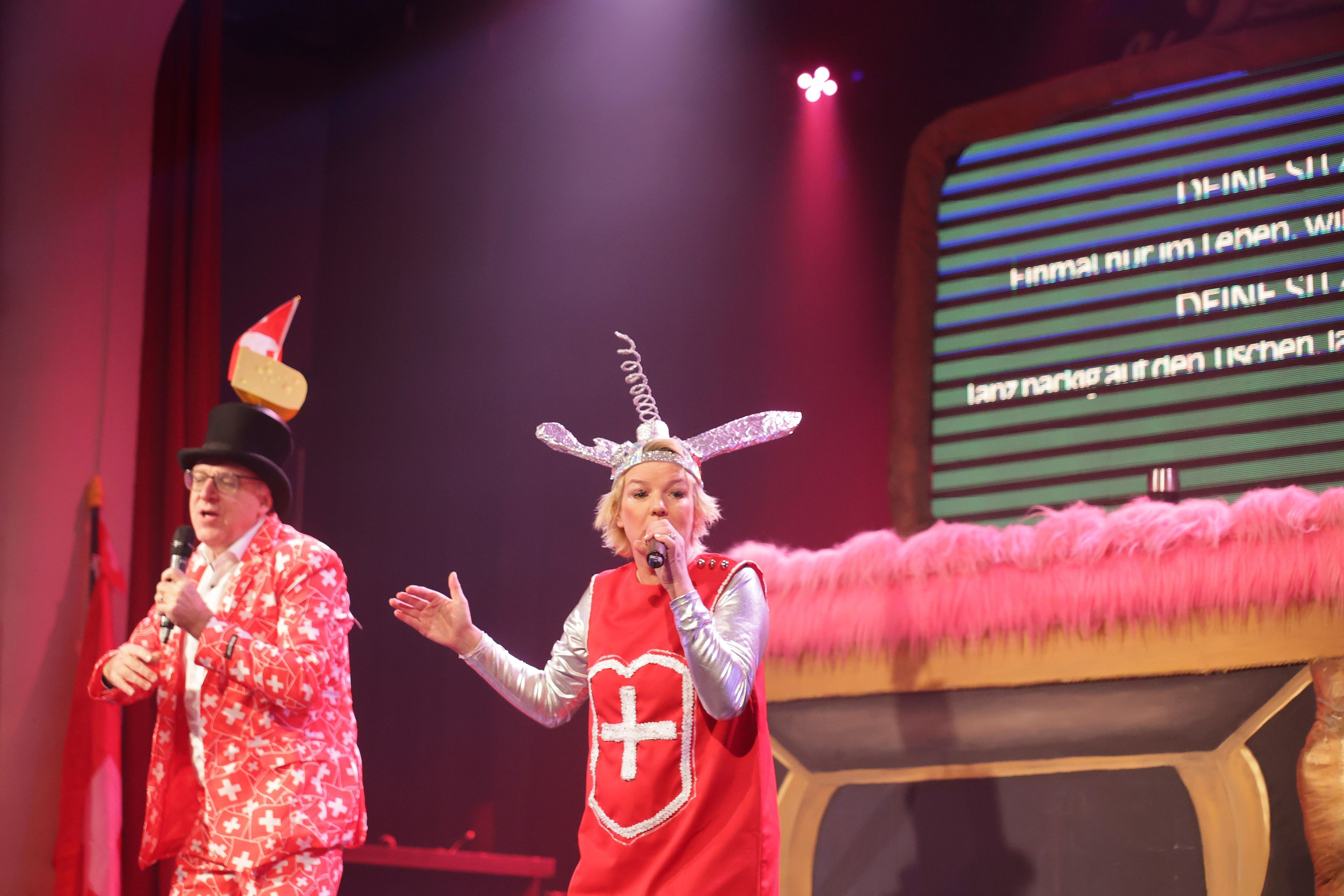 Köln: Moderatoren Mirja Boes  als Beatrice Egli und Ebasa der Meister bei „Deine Sitzung“ 2026 unter dem Motto „Helvetia Helau“