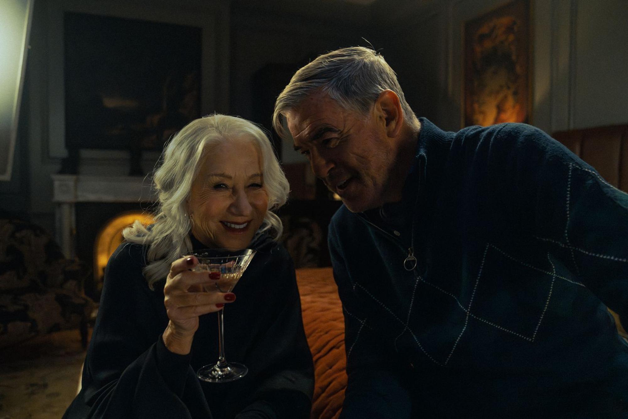 Maeve Harrigan (Helen Mirren, im Bild mit Pierce Brosnan) hat im Clan die Hosen an - nur merken es die Männer nicht. (Bild: Leonine/ 2026 Viacom International Inc. )