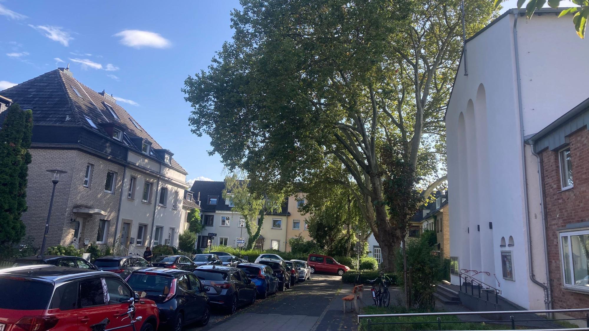 Die wenigen Wohnhäuser stehen der Kirche gegenüber, schließlich ist die Hürther Straße in Köln-Zollstock nur rund 90 Meter lang.