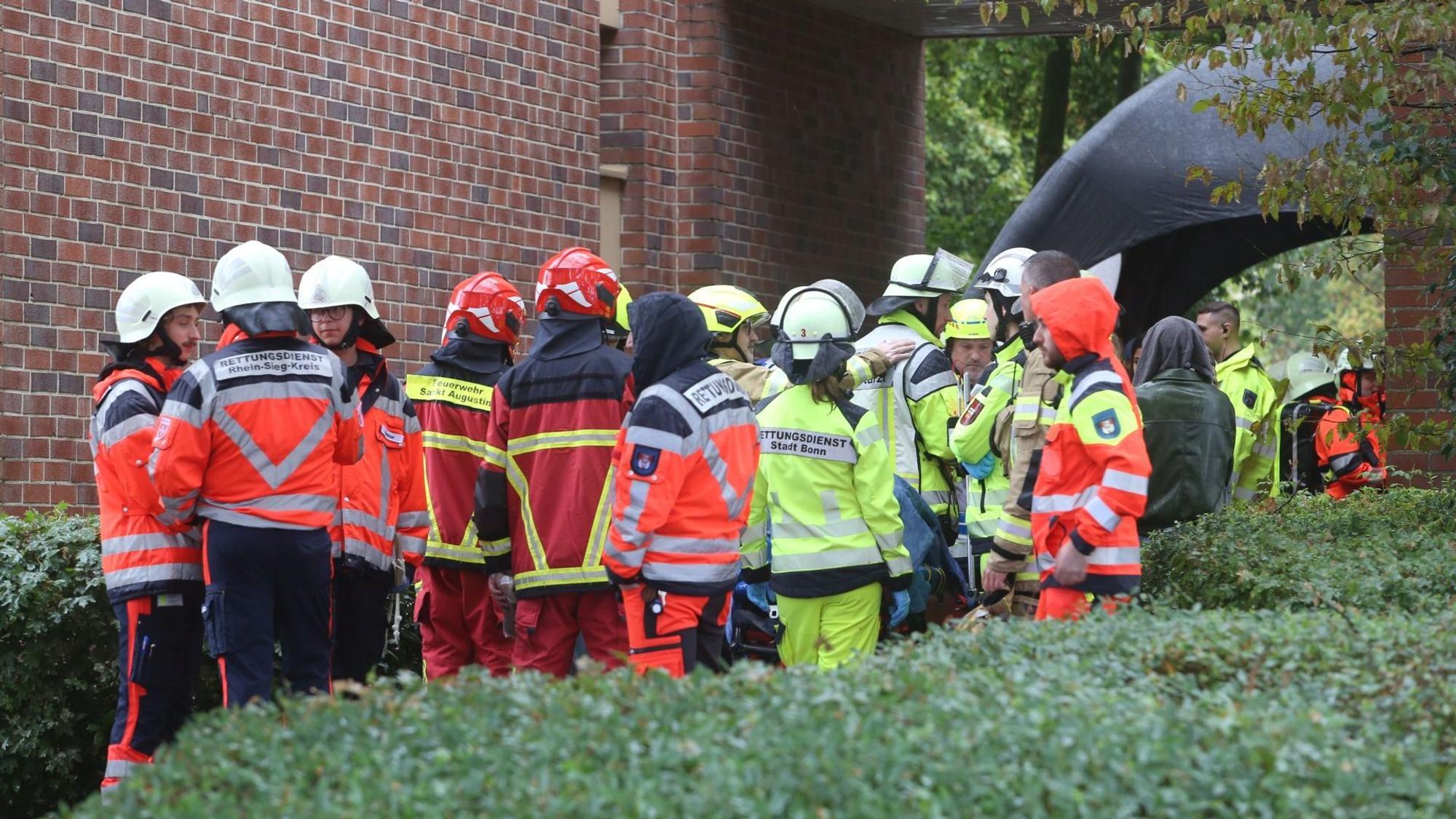 80 Feuerwehrleute waren im Einsatz. Einige Bewohnerinnen und Bewohner mussten mit Leitern aus dem Haus geholt werden.