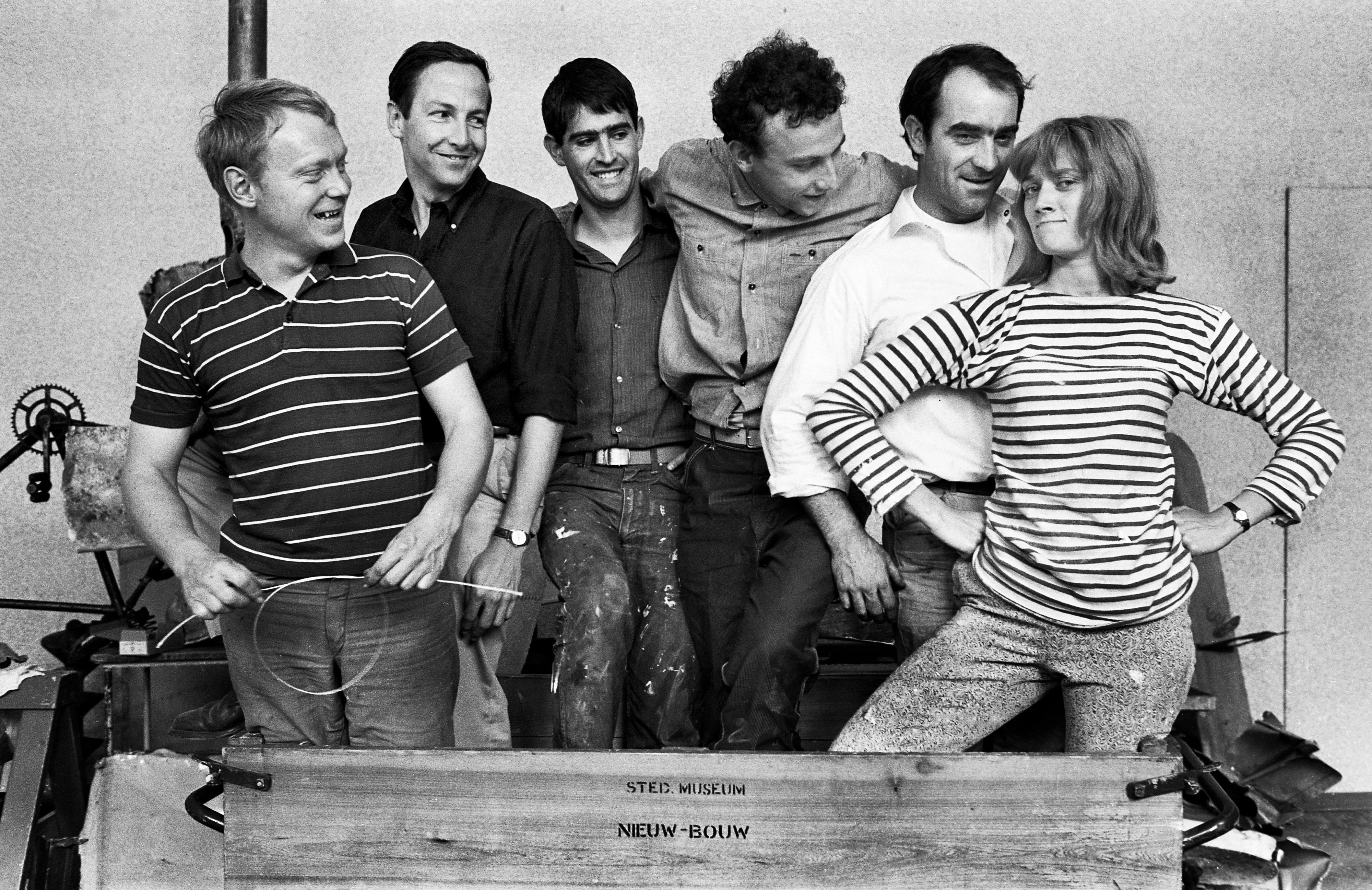 Niki de Saint Phalle posiert mit Künstlerkollegen.