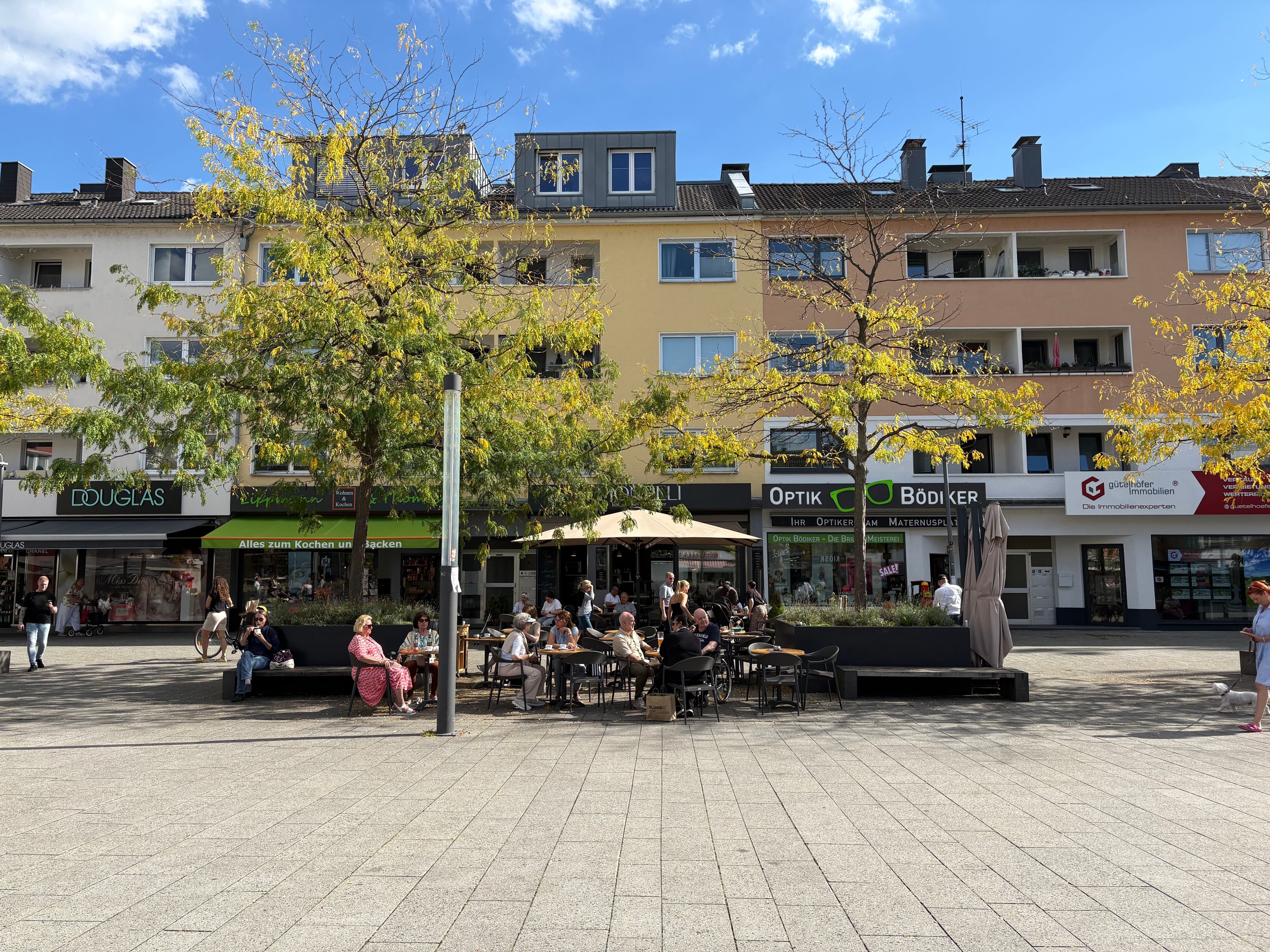 Viele Außenplätze mit Sonne im Monelli auf dem Maternusplatz.