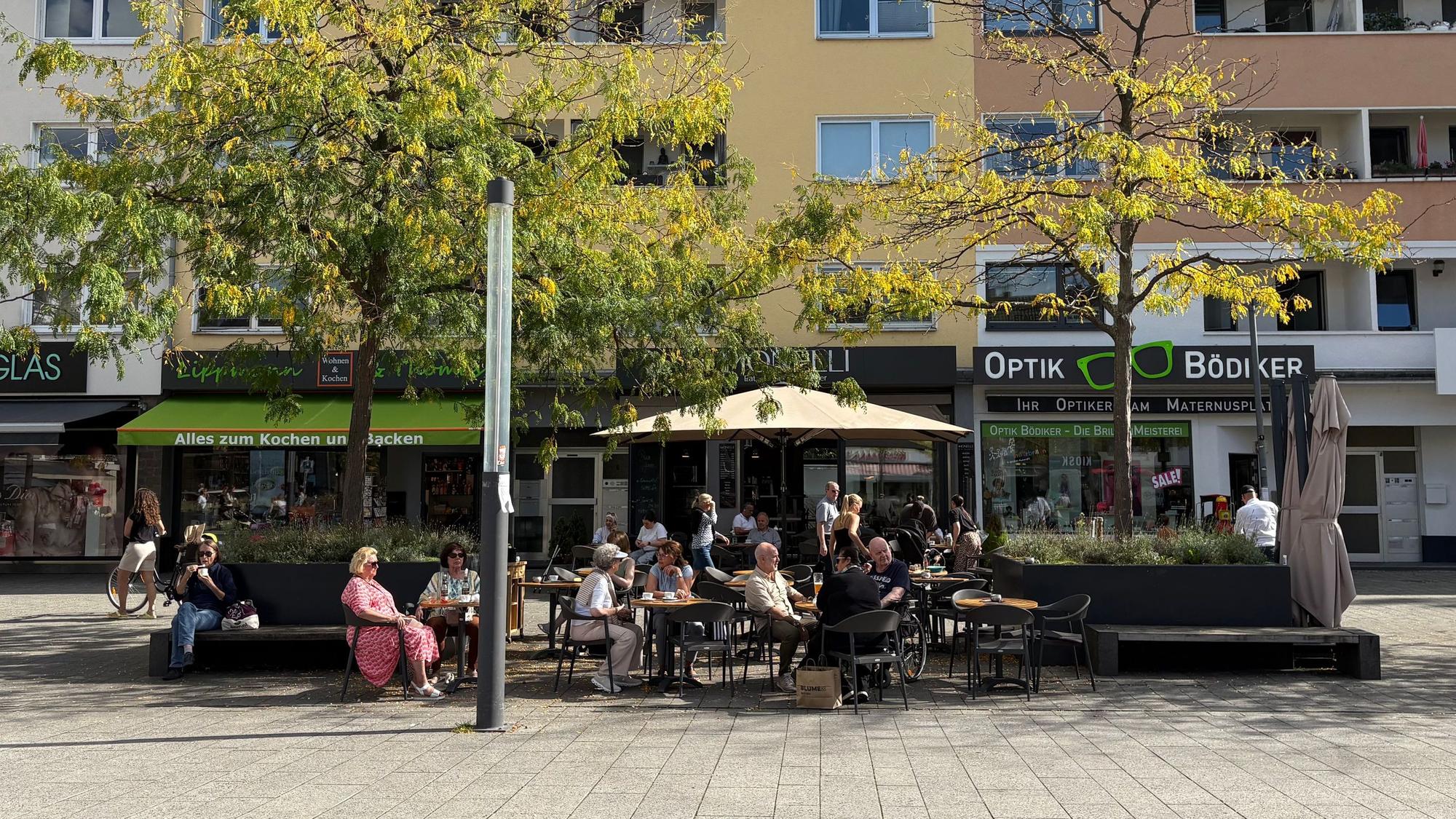 Viele Außenplätze mit Sonne im Monelli auf dem Maternusplatz.