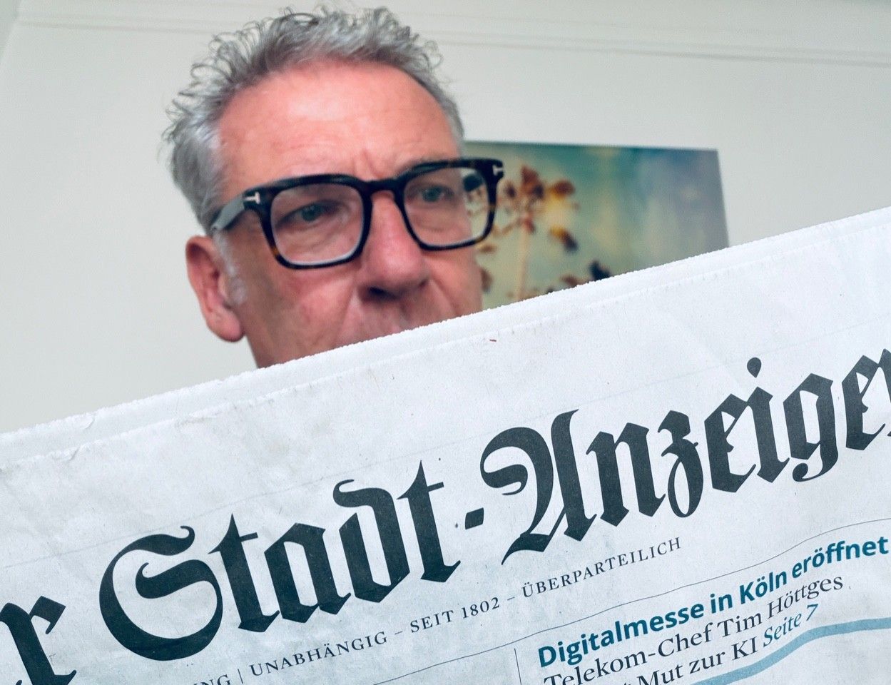 Thomas Hallet liest in einer Senioreneinrichtung aus dem „Kölner Stadt-Anzeiger“ vor.