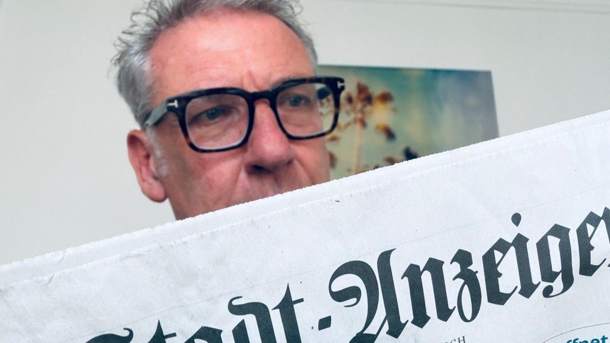 Thomas Hallet liest in einer Senioreneinrichtung aus dem „Kölner Stadt-Anzeiger“ vor.