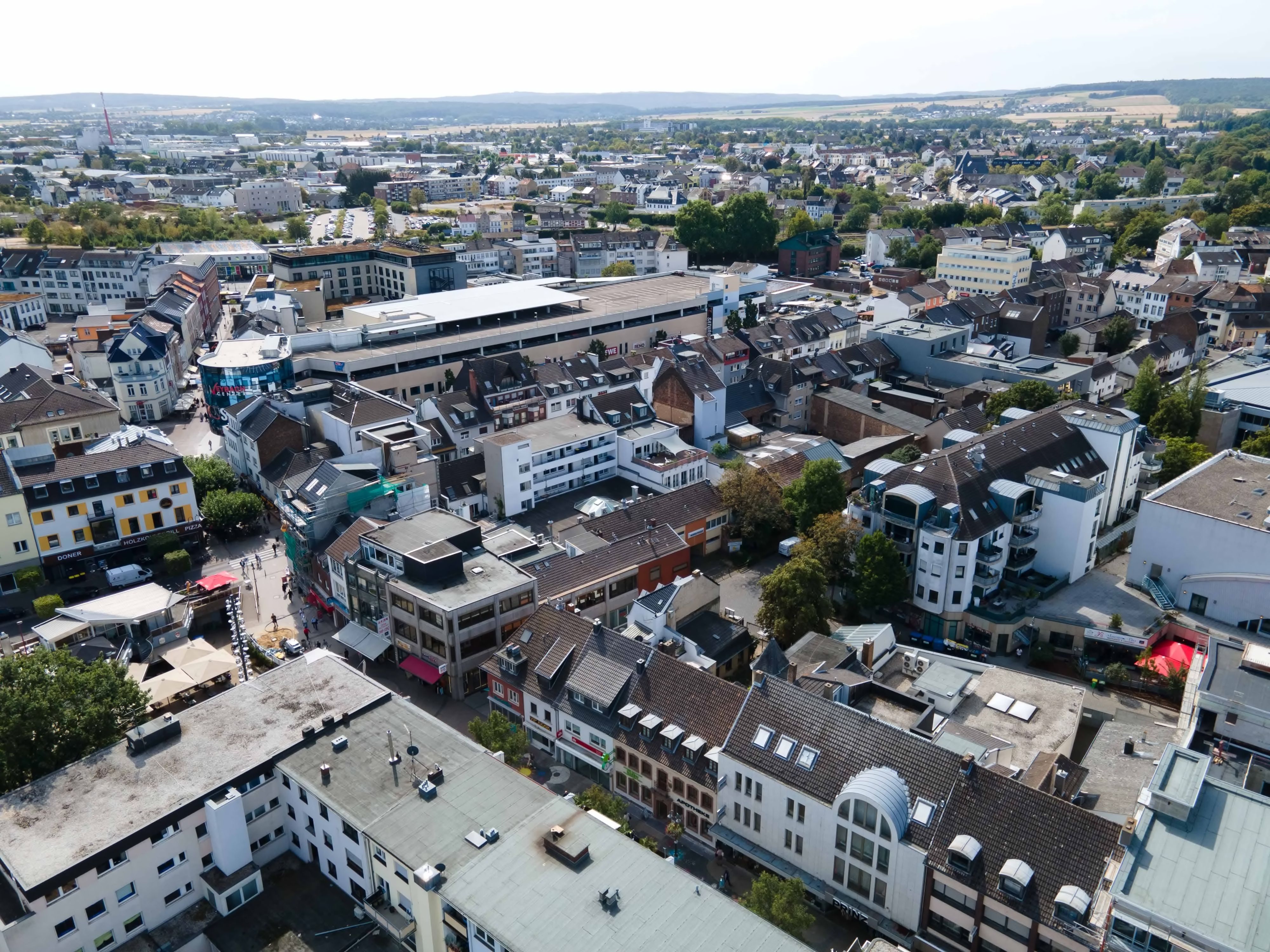 Das Bild zeigt die Euskirchener Innenstadt aus der Luft. Zu sehen ist unter anderem das Veybach-Center.