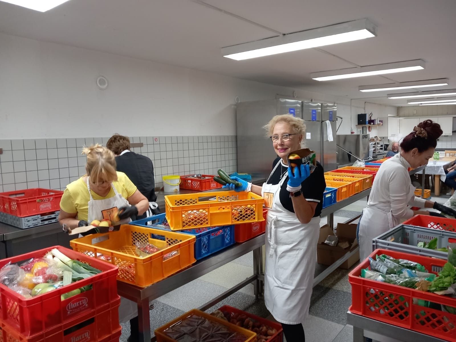 Lebensmittel sortieren gehört zu den Aufgaben bei der Leverkusener Tafel. Dafür werden weitere ehrenamtliche Helferinnen und Helfer benötigt.