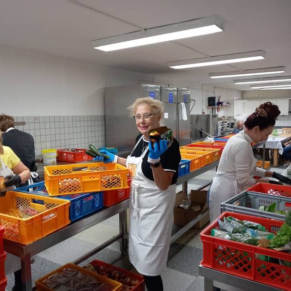 Lebensmittel sortieren gehört zu den Aufgaben bei der Leverkusener Tafel. Dafür werden weitere ehrenamtliche Helferinnen und Helfer benötigt.