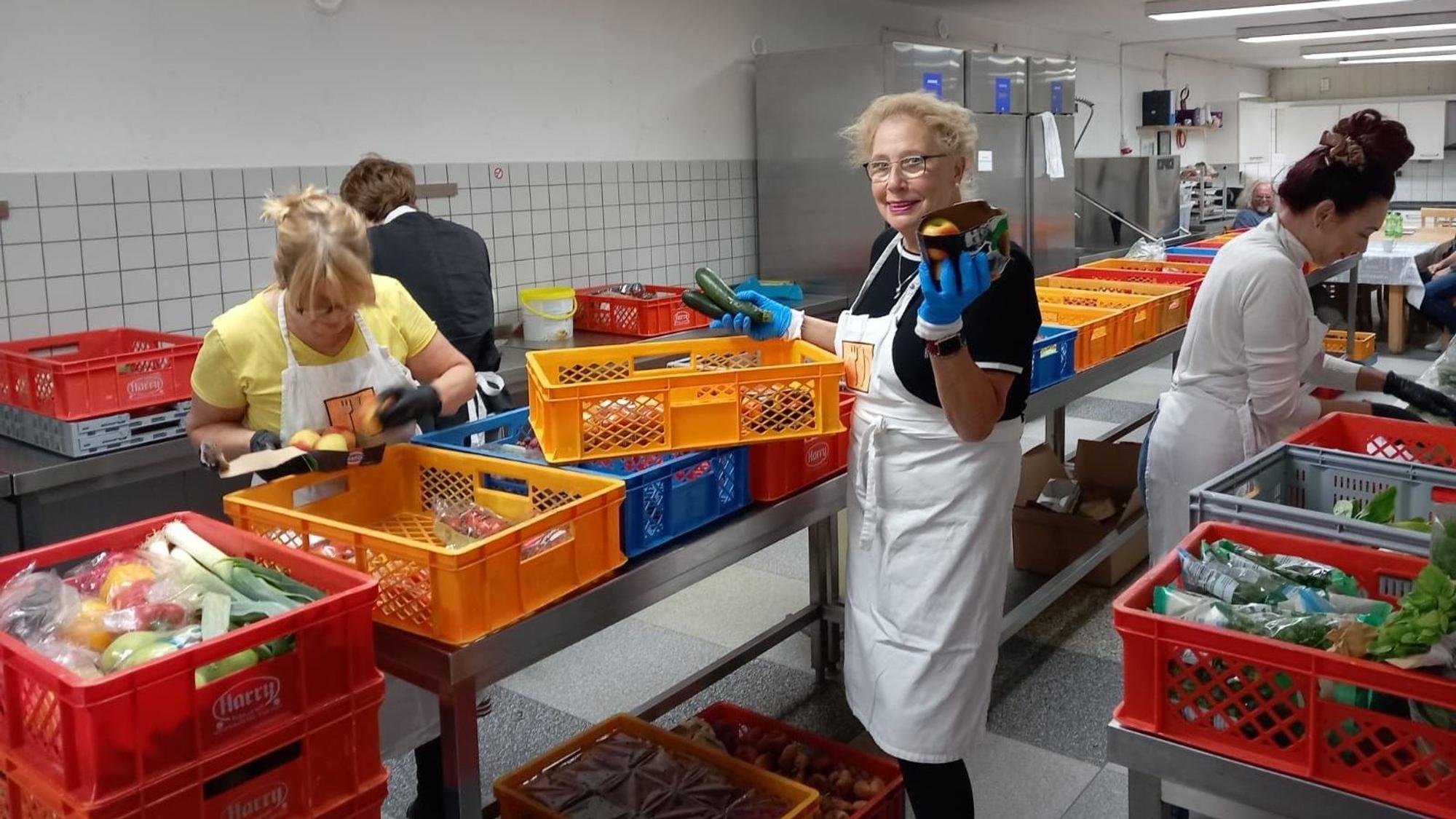 Lebensmittel sortieren gehört zu den Aufgaben bei der Leverkusener Tafel. Dafür werden weitere ehrenamtliche Helferinnen und Helfer benötigt.