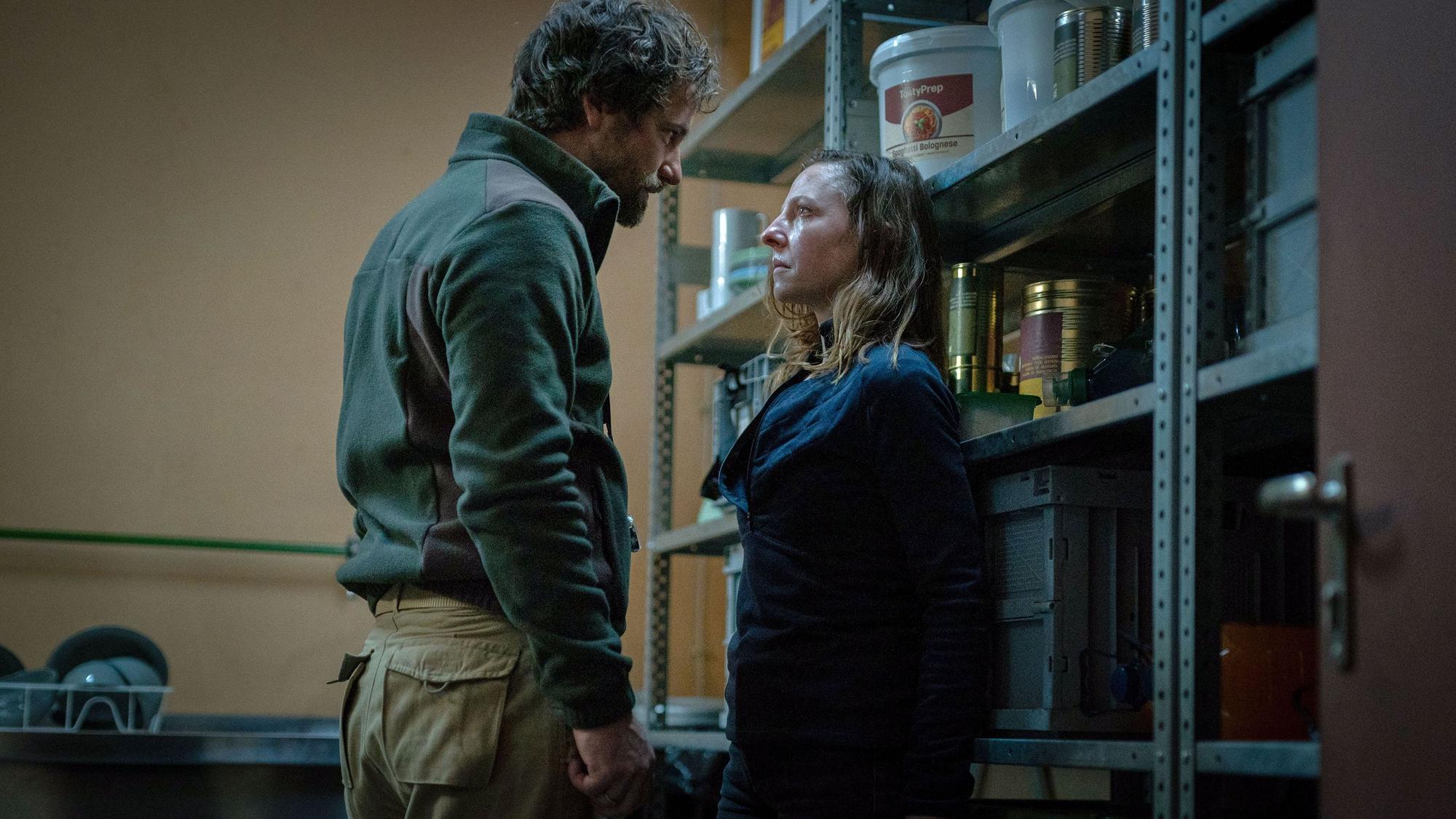 Elara Schmidtke (r., Katharina Schüttler) hat den Survivaltrainer Moritz Zechmann (Florian Stetter) herausgefordert.