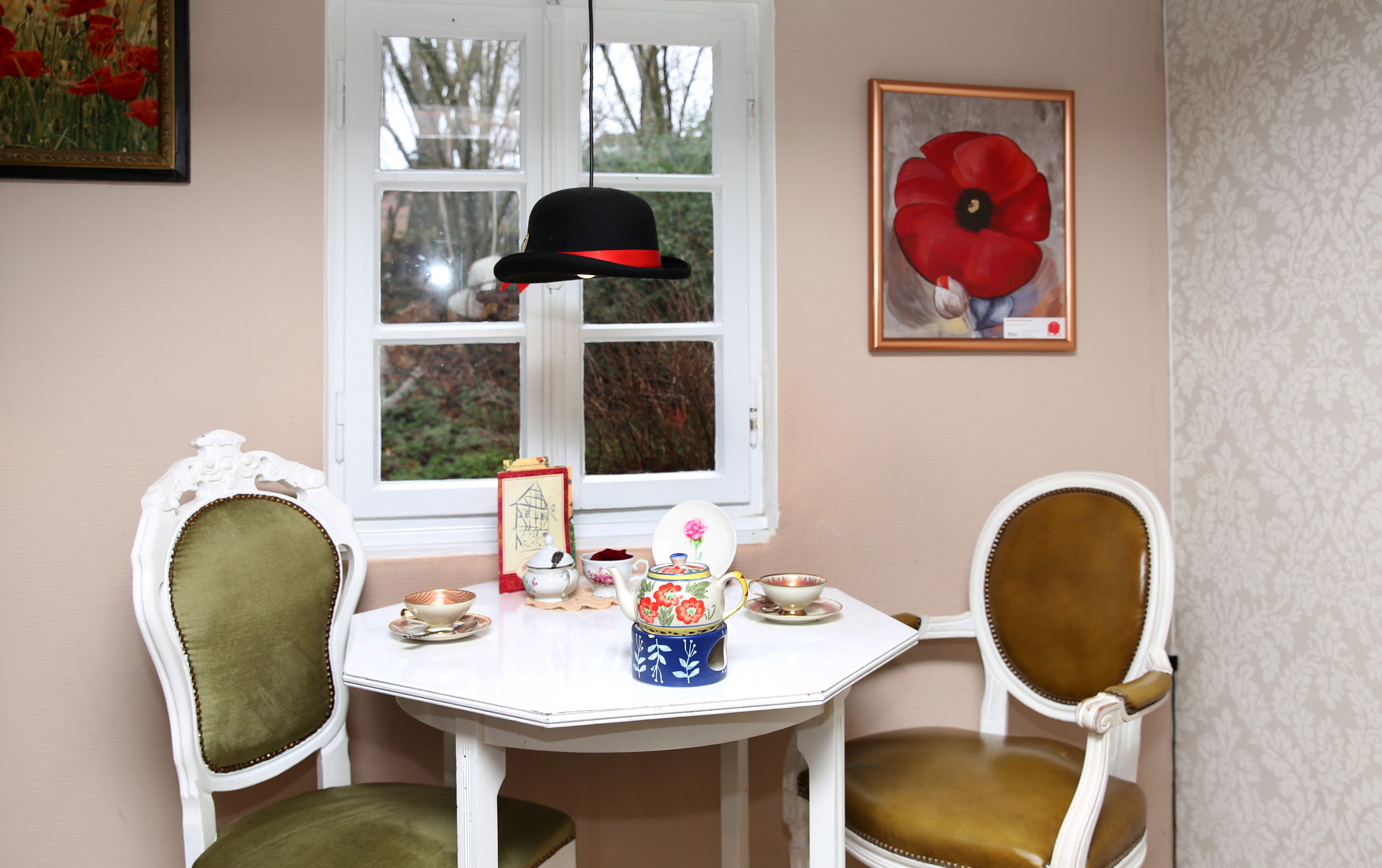 Kitschige, antike Dinge und Möbel im Tearoom Daisys. (Archivbild)