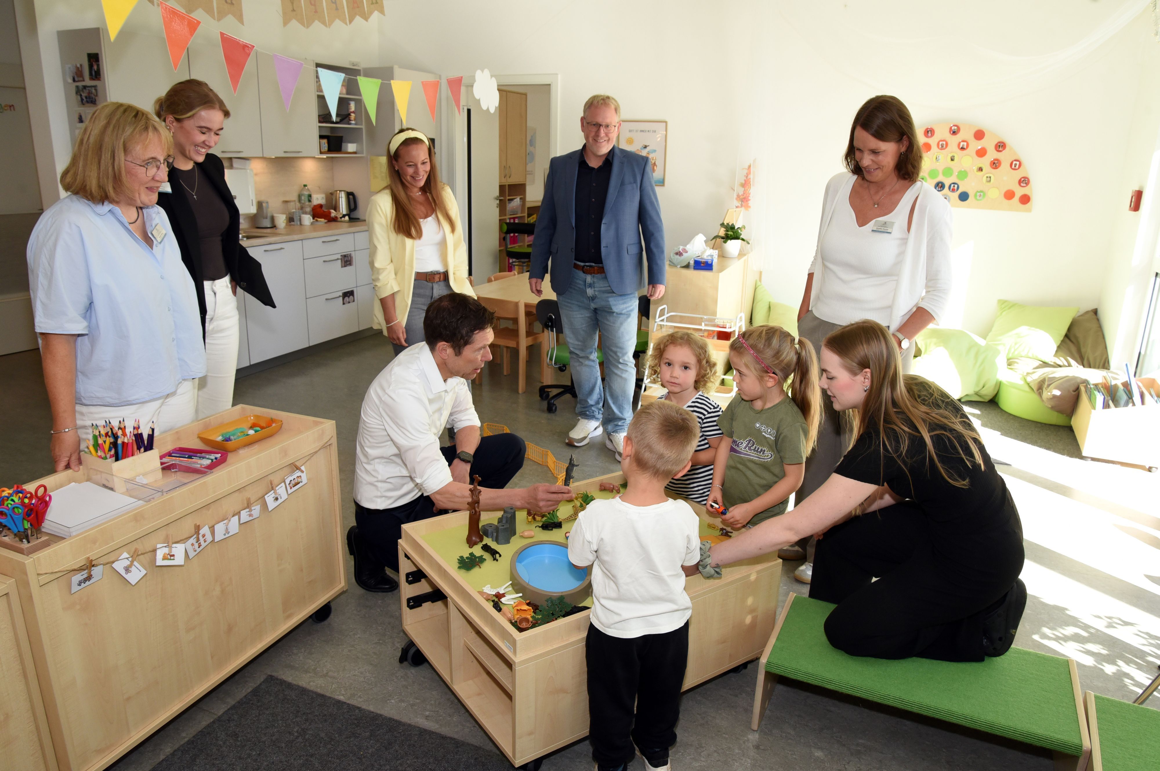 Gummersbachs Bürgermeister Raoul Halding-Hoppenheit (Mitte) kam nicht nur zum Spielen vorbei. Aus seiner Verwaltung stammt die Idee, die Kita „Kinder-Welten“ auf dem Bernberg einfach aufzustocken.