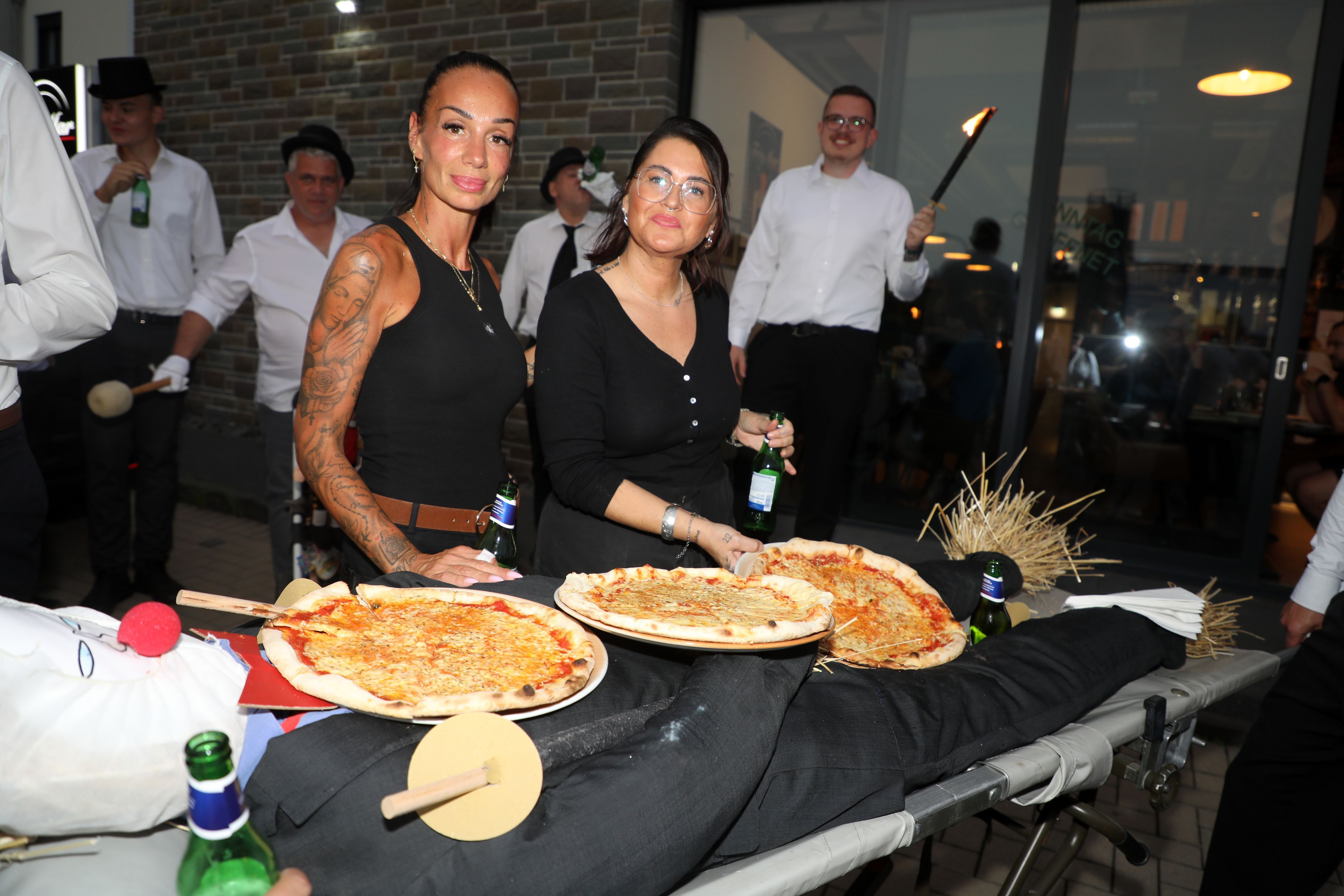 Christina Marino und Alexandra Koloziexczyk am TrisMar Da Nino servieren Pizzastücke – auf dem Nubbel.