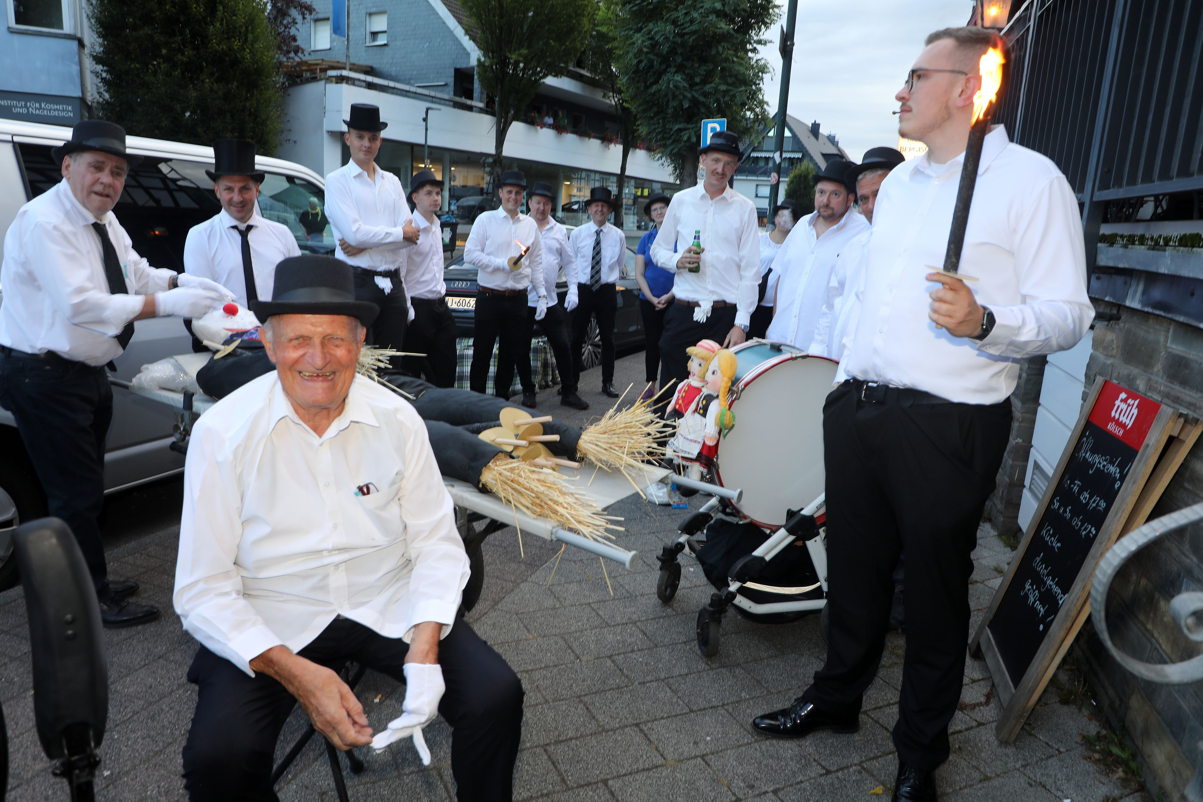Nubbelzug-Teilnehmer warten vor dem Bergischen Hof.