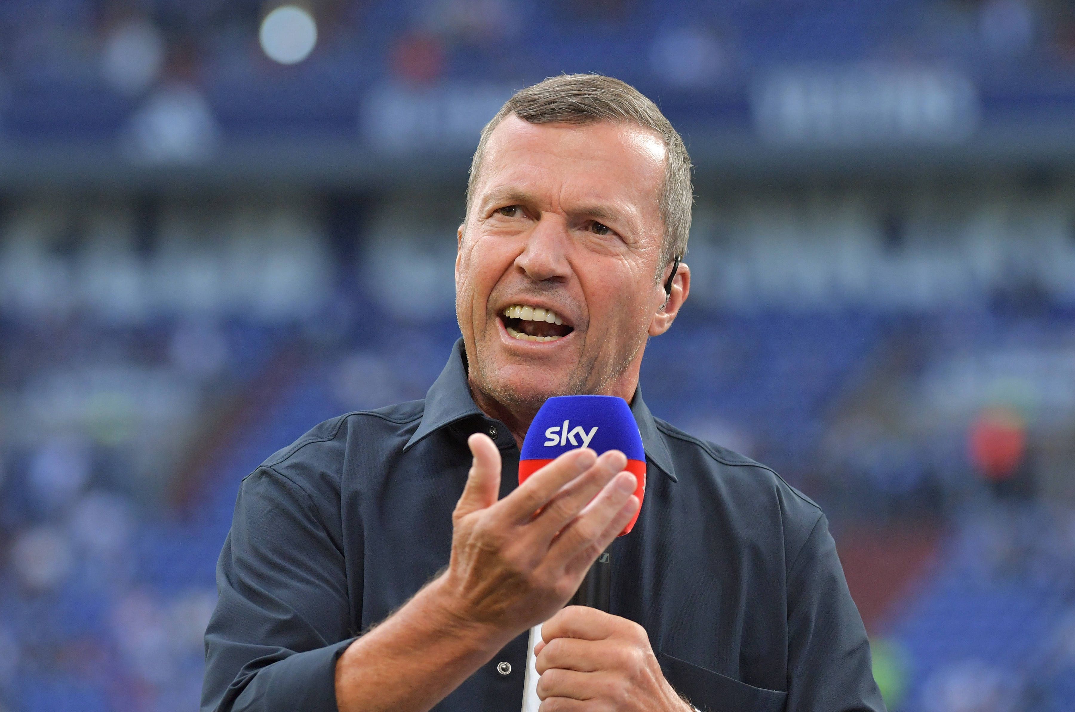 Lothar Matthäus am Mirkofon.