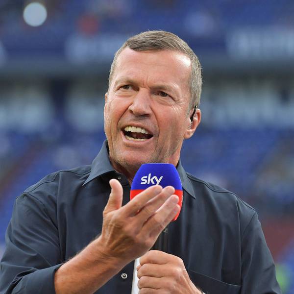 Lothar Matthäus am Mirkofon.